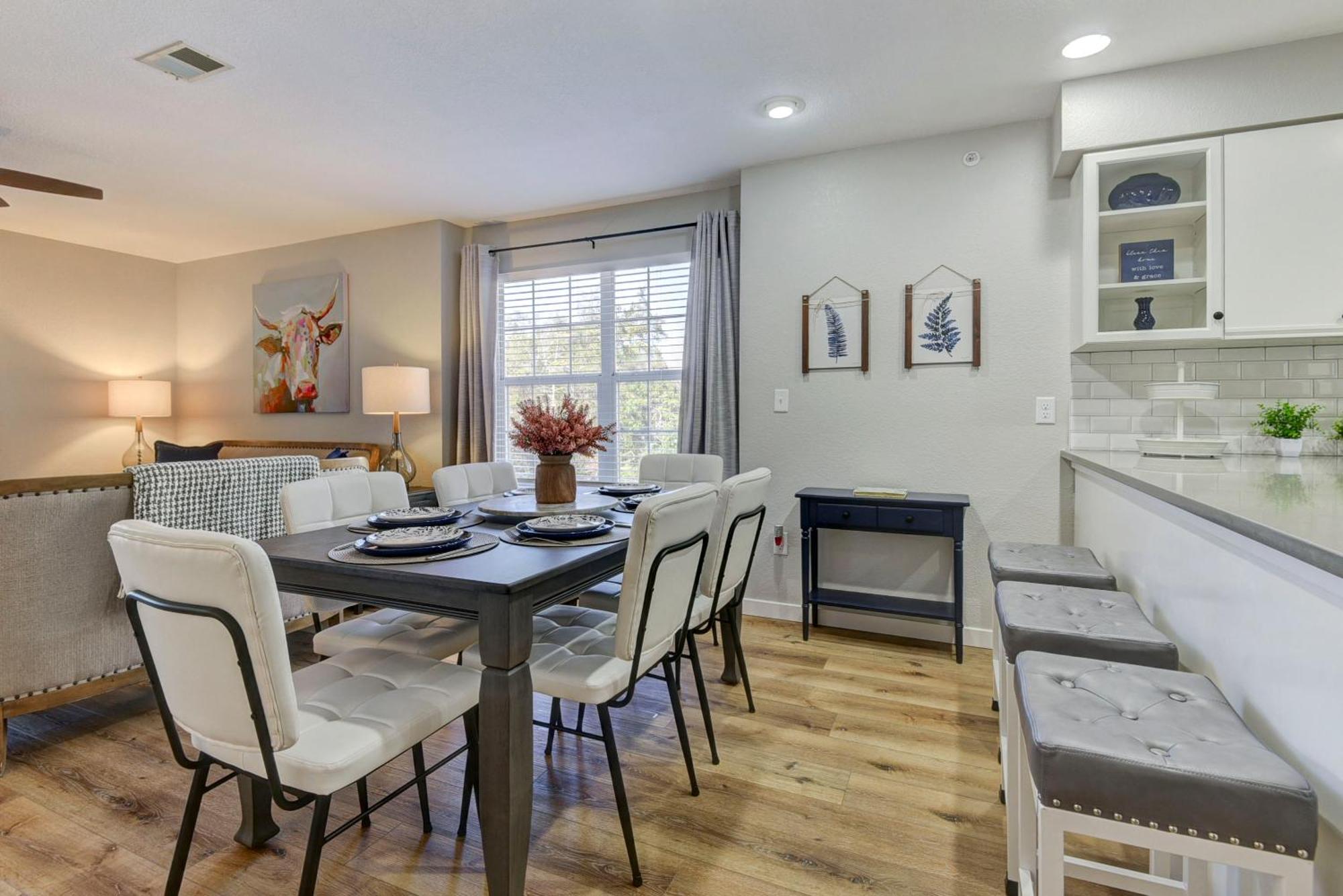 Luxurious At Hills - Beautifully Updated And Affordable - Family Amenities - No Steps *