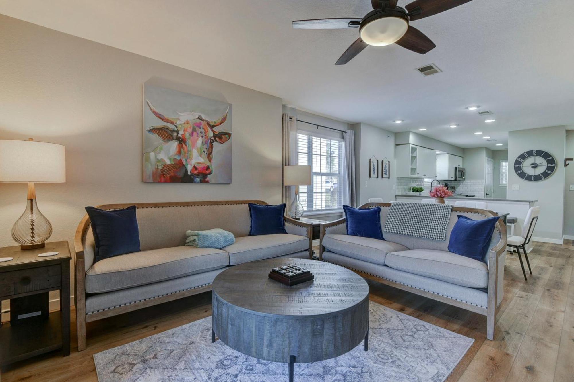 Luxurious At Hills - Beautifully Updated And Affordable - Family Amenities - No Steps Apartment *