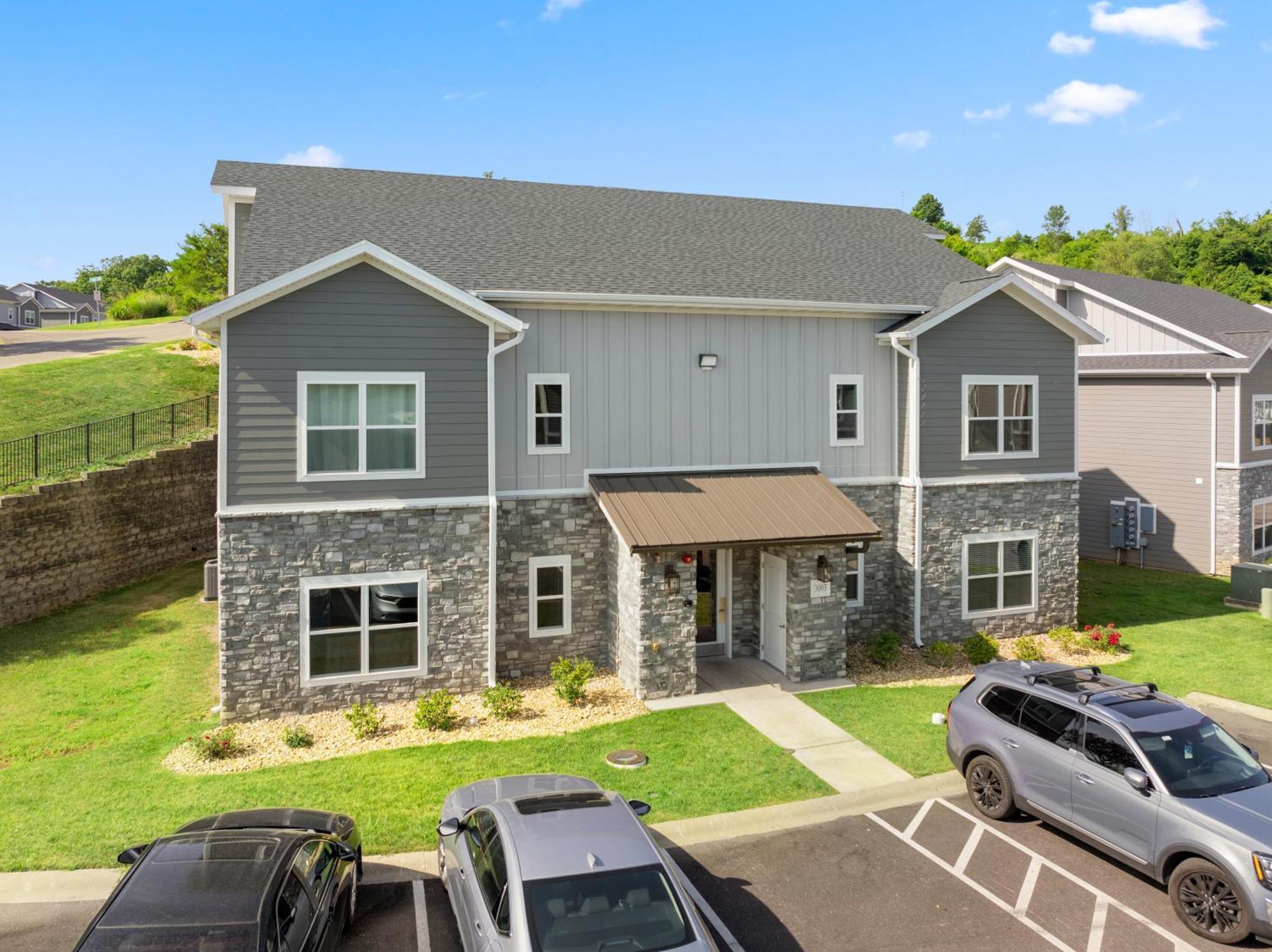 Apartment Seasons Luxury Pets Pool Grill Game Balcony Branson