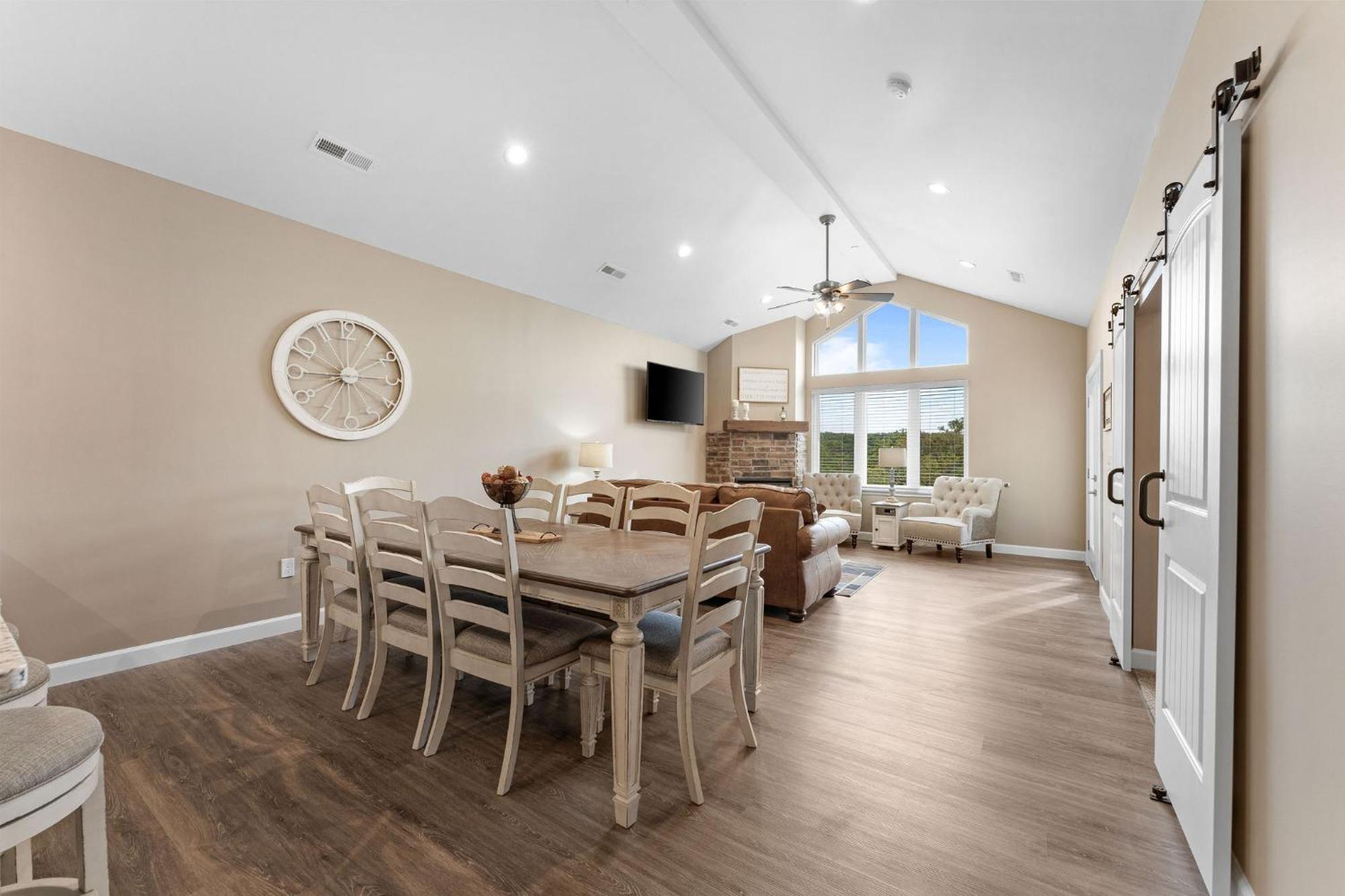 Spacious Retreat, Heart Of The City, Indoor Pool, Free Attraction Tickets! * Branson