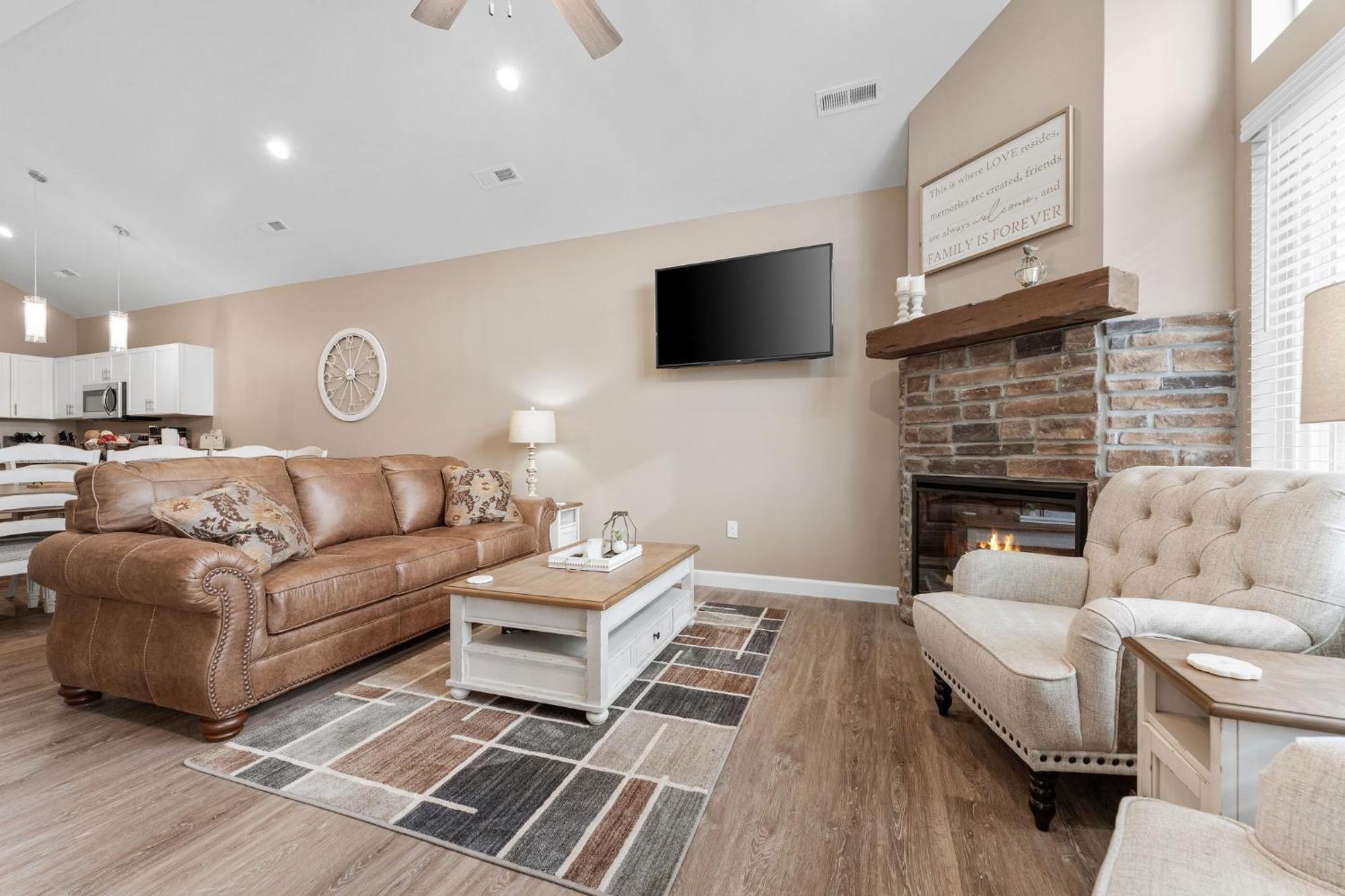 Spacious Retreat, Heart Of The City, Indoor Pool, Free Attraction Tickets!