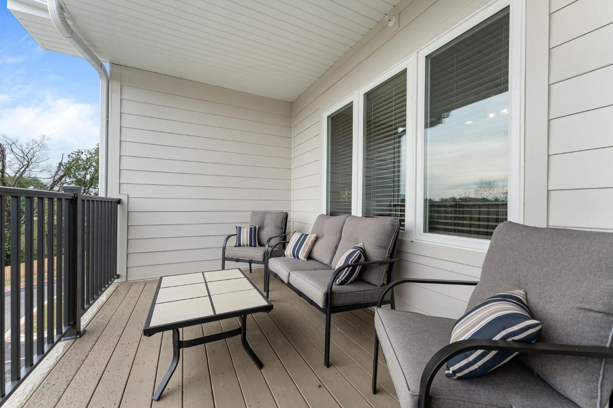Apartment Spacious Retreat, Heart Of The City, Indoor Pool, Free Attraction Tickets! *