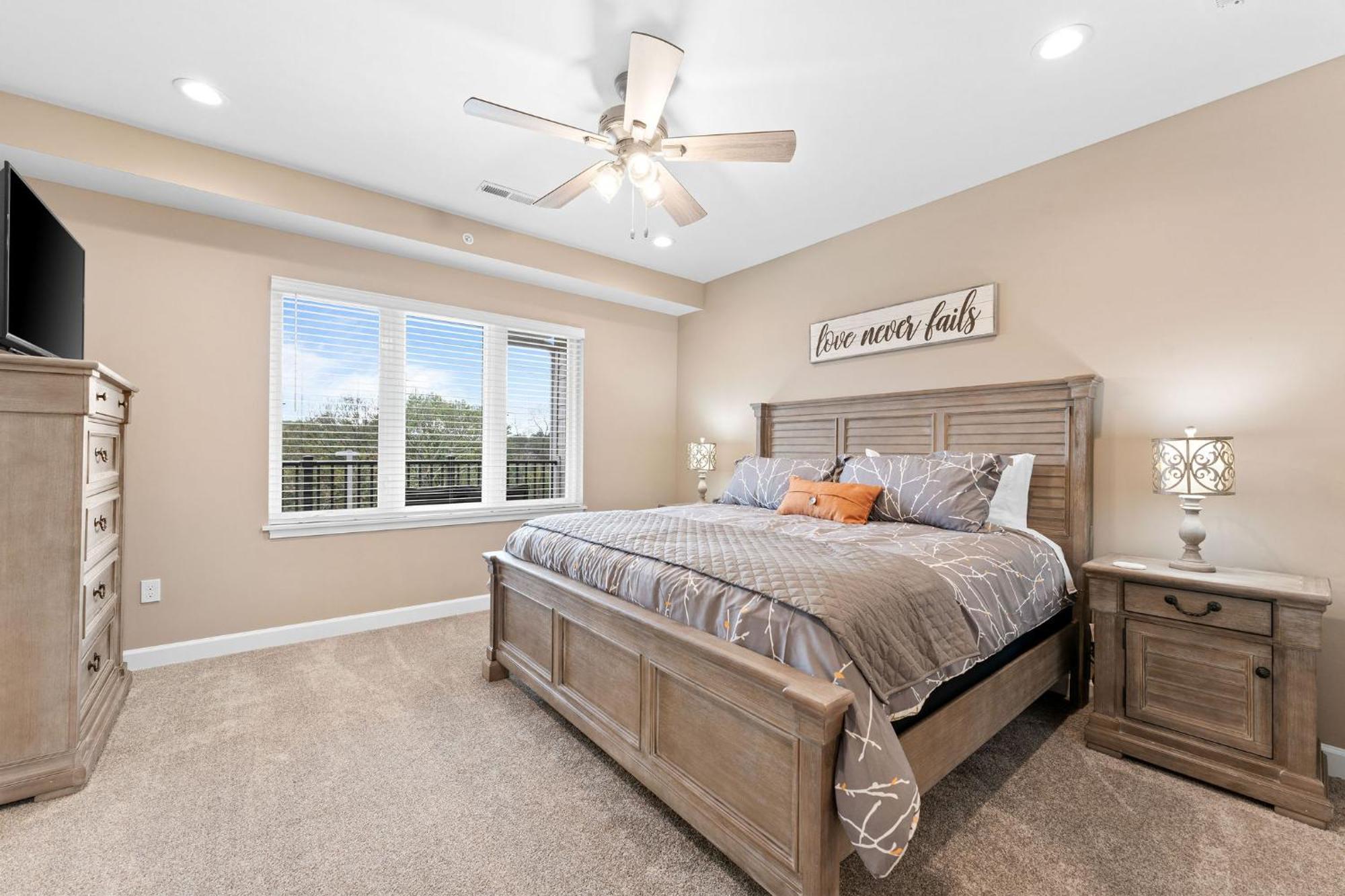Apartment Spacious Retreat, Heart Of The City, Indoor Pool, Free Attraction Tickets! *