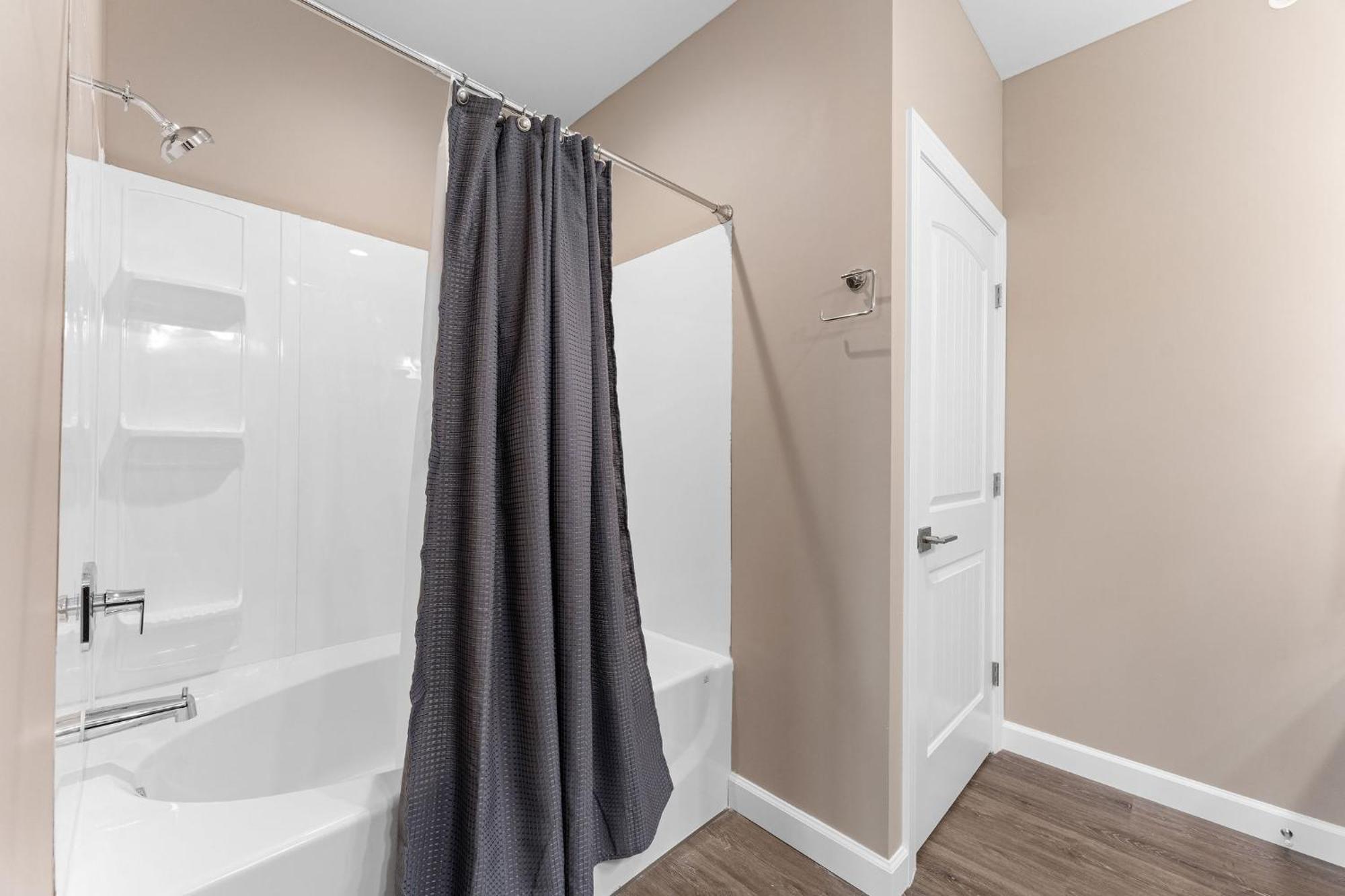 Spacious Retreat, Heart Of The City, Indoor Pool, Free Attraction Tickets!