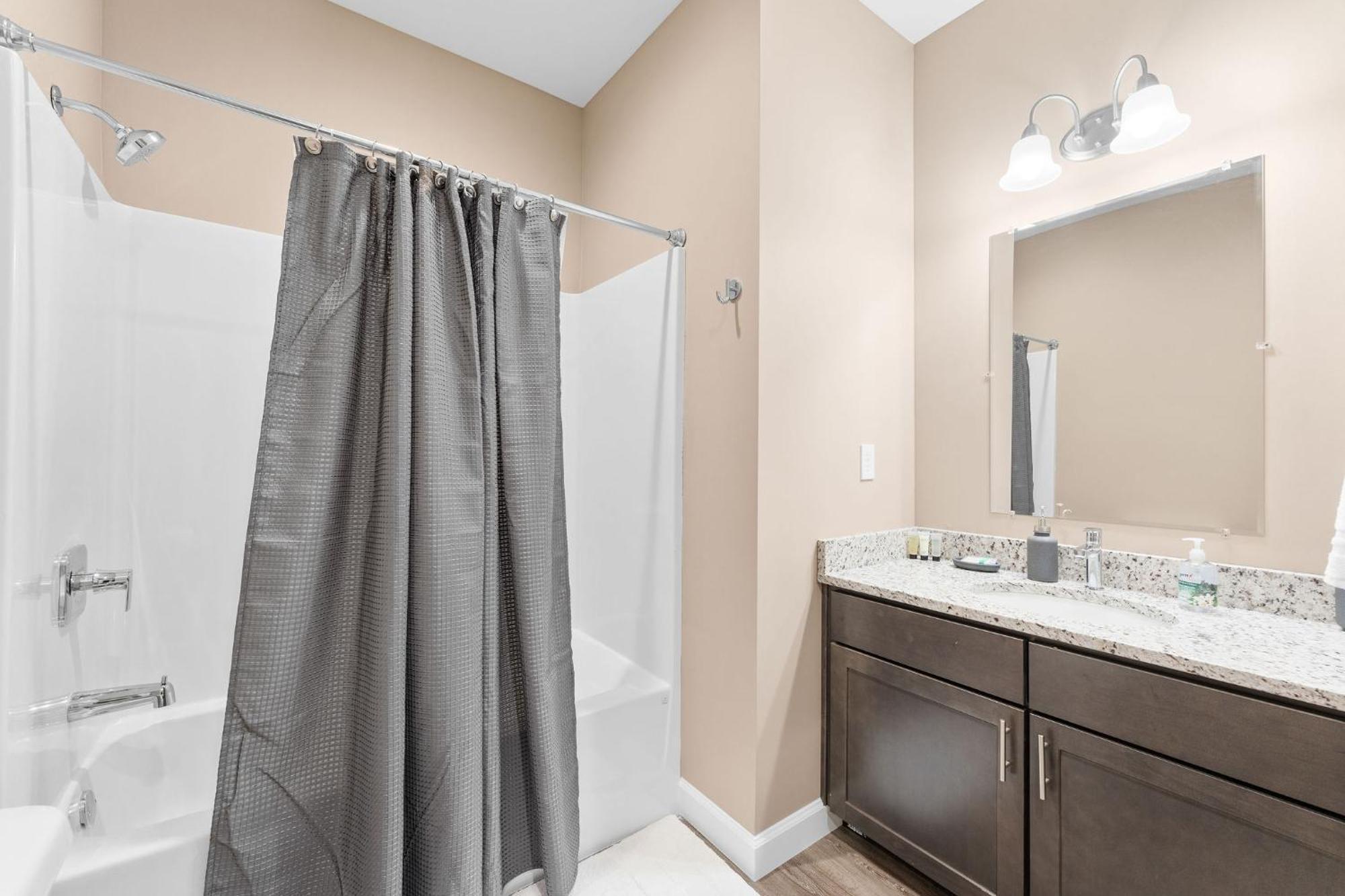 Spacious Retreat, Heart Of The City, Indoor Pool, Free Attraction Tickets! Apartment