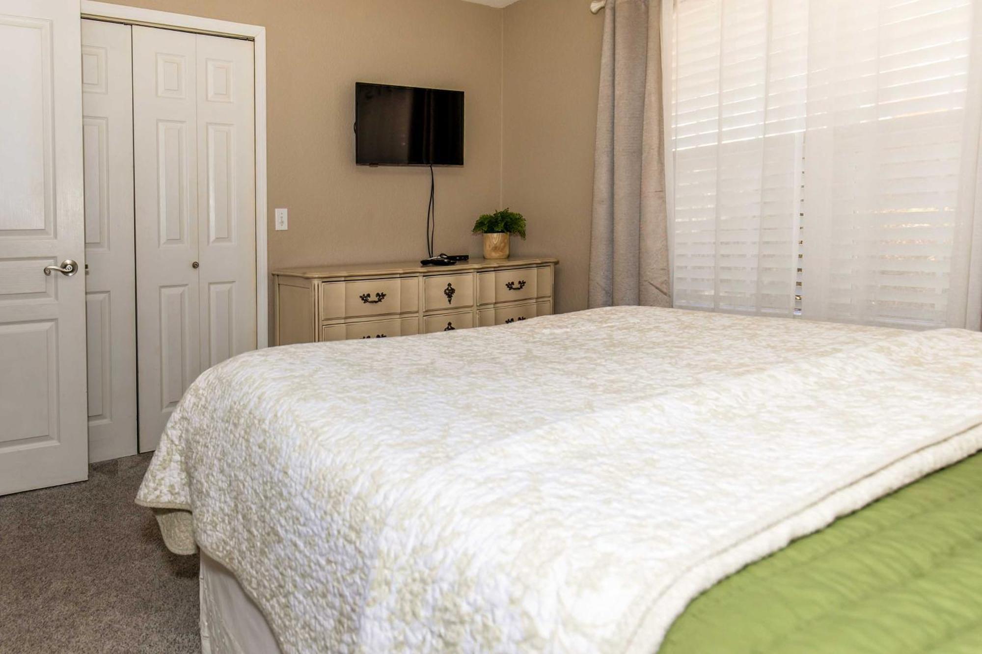Apartment - 3 Miles To The Strip!
