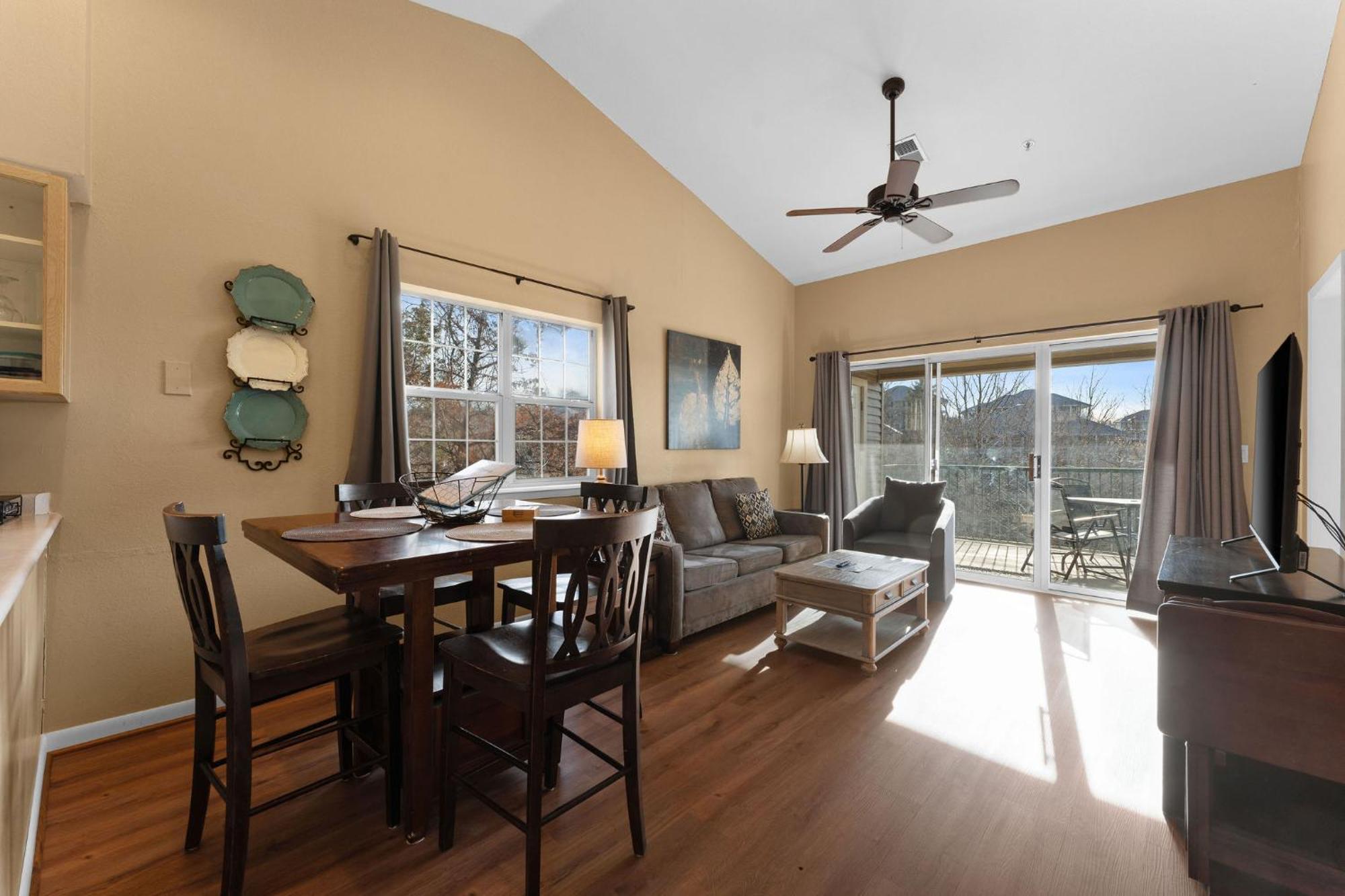 Cozy Top Floor 2Br Condo With View And Amenities!! *