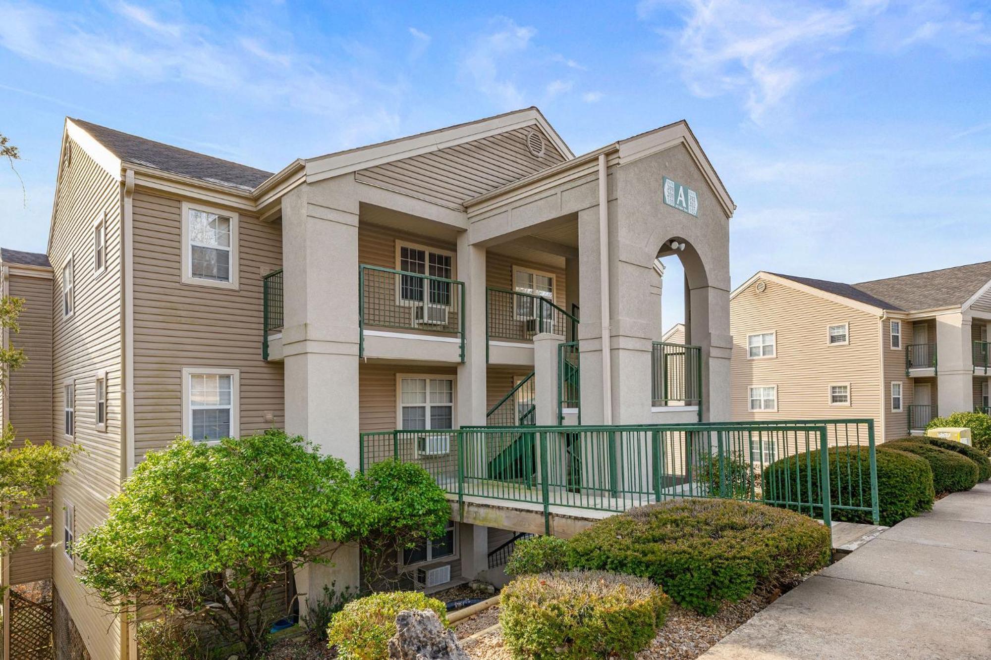 Cozy Top Floor 2Br Condo With View And Amenities!! *