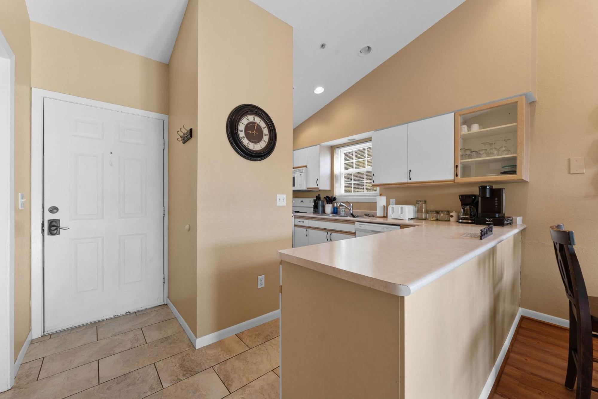 Aparthotel Cozy Top Floor 2Br Condo With View And Amenities!! *