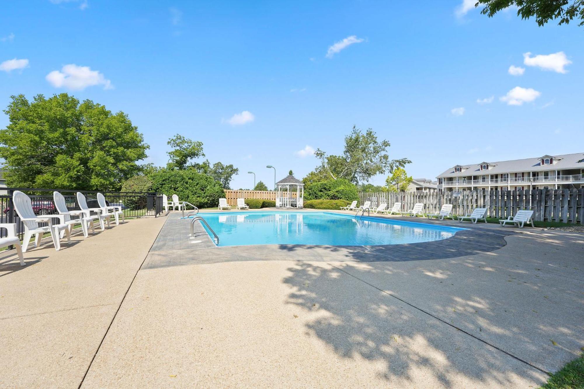 Cozy Top Floor 2Br Condo With View And Amenities!! *