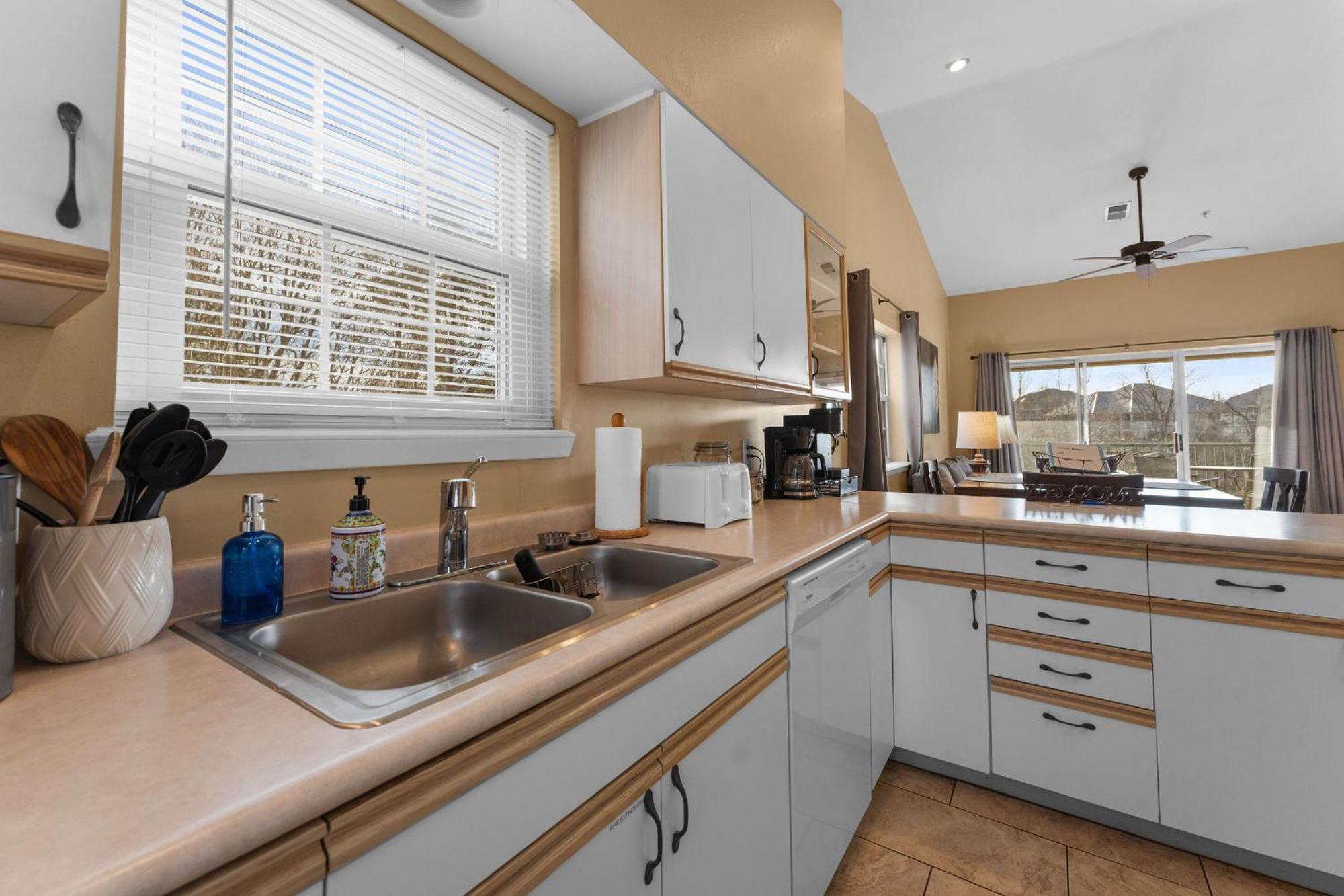 Cozy Top Floor 2Br Condo With View And Amenities!! *