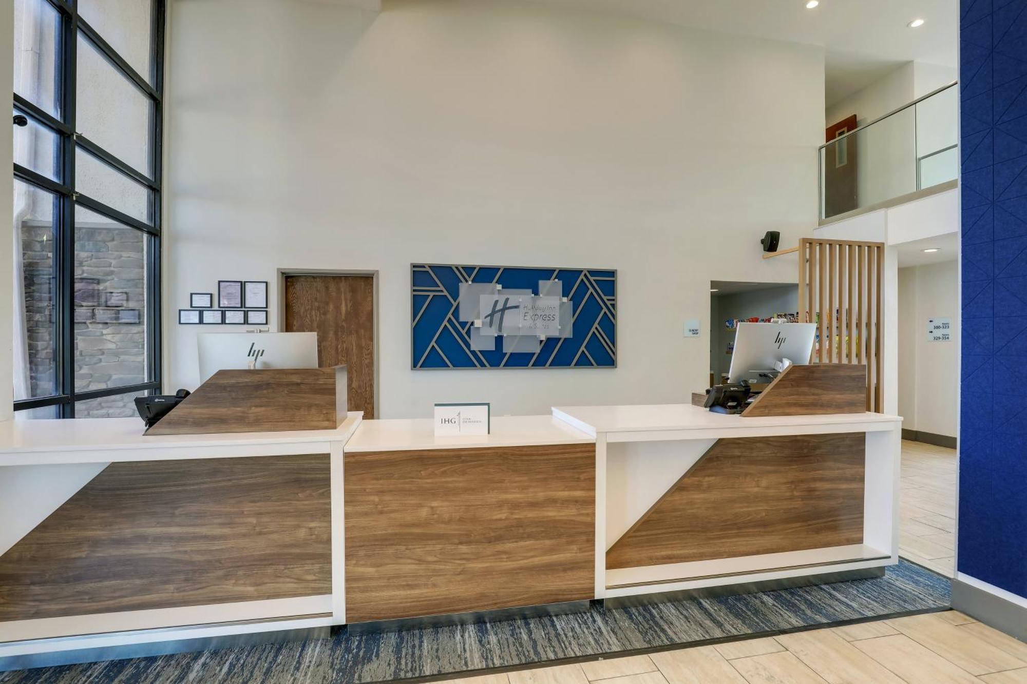 Hotel Express & 76 By Ihg Branson