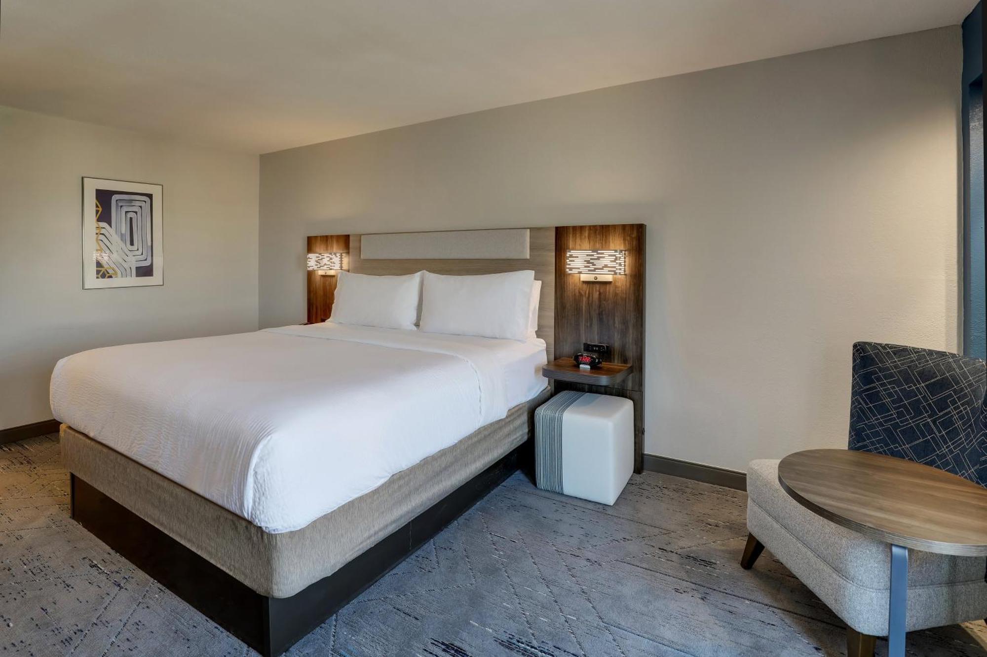 Express & 76 By Ihg Branson
