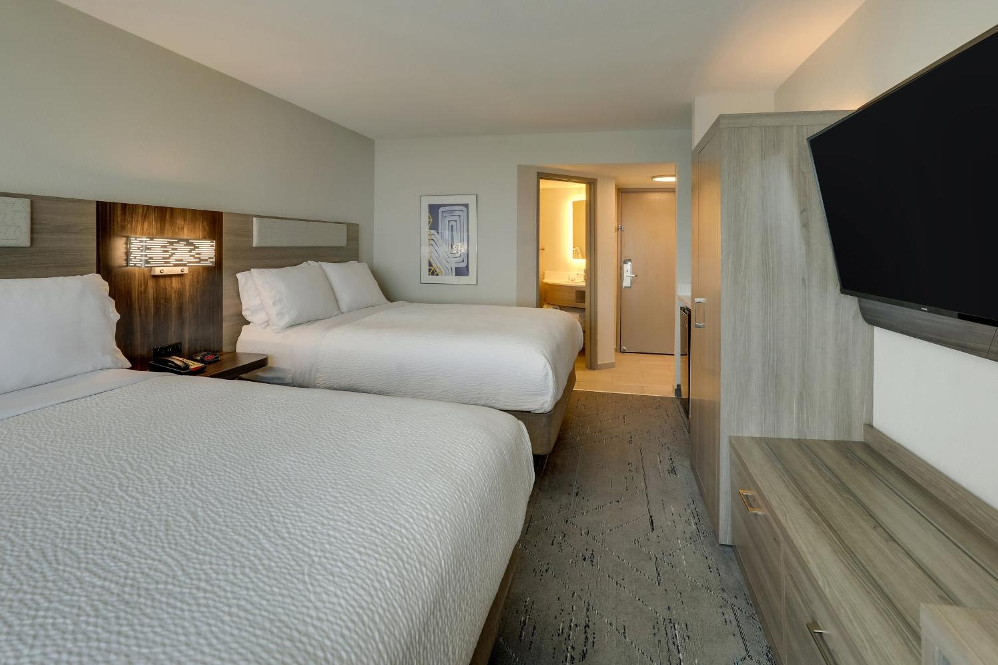 Express & 76 By Ihg Hotel