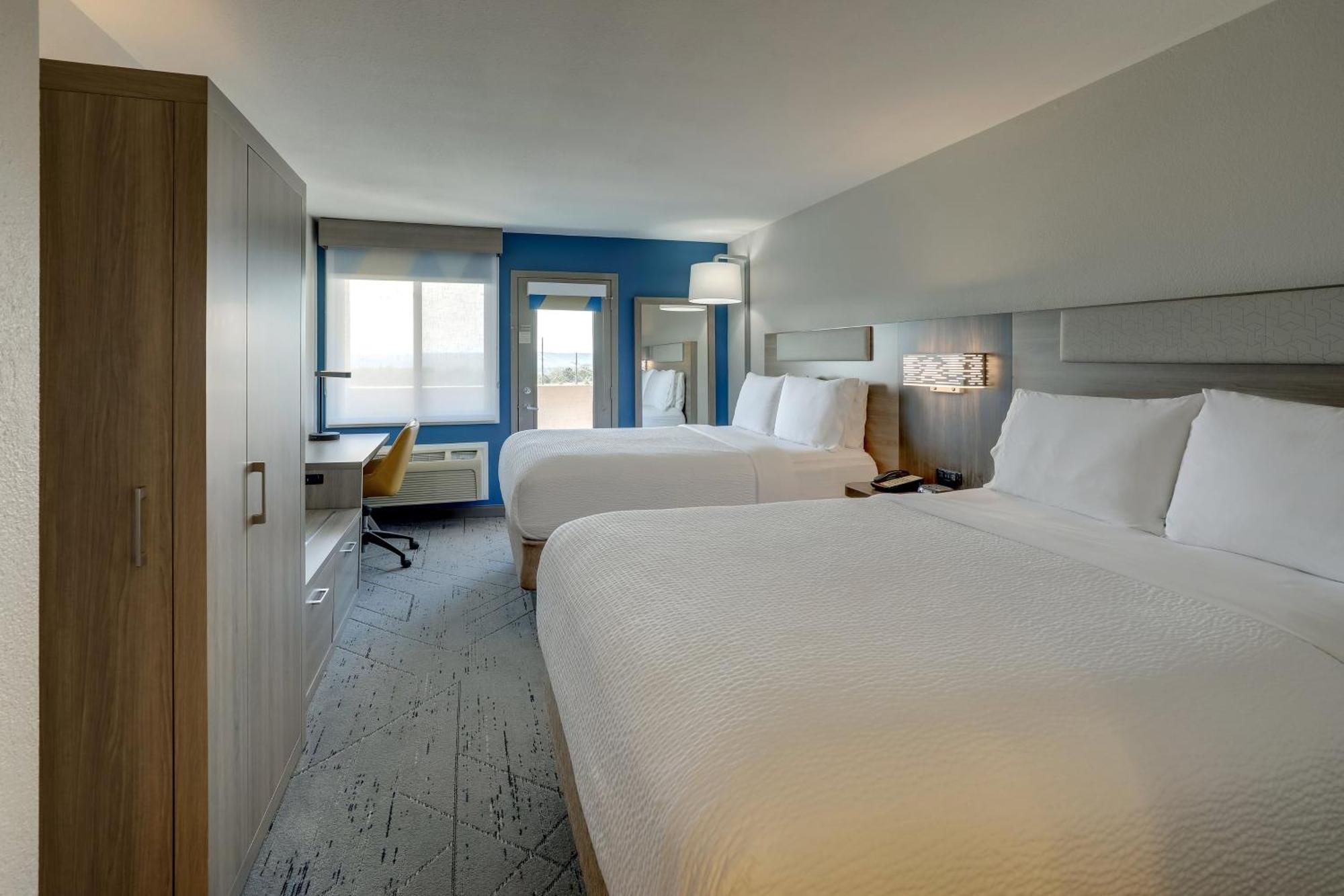 Express & 76 By Ihg Hotel 2*
