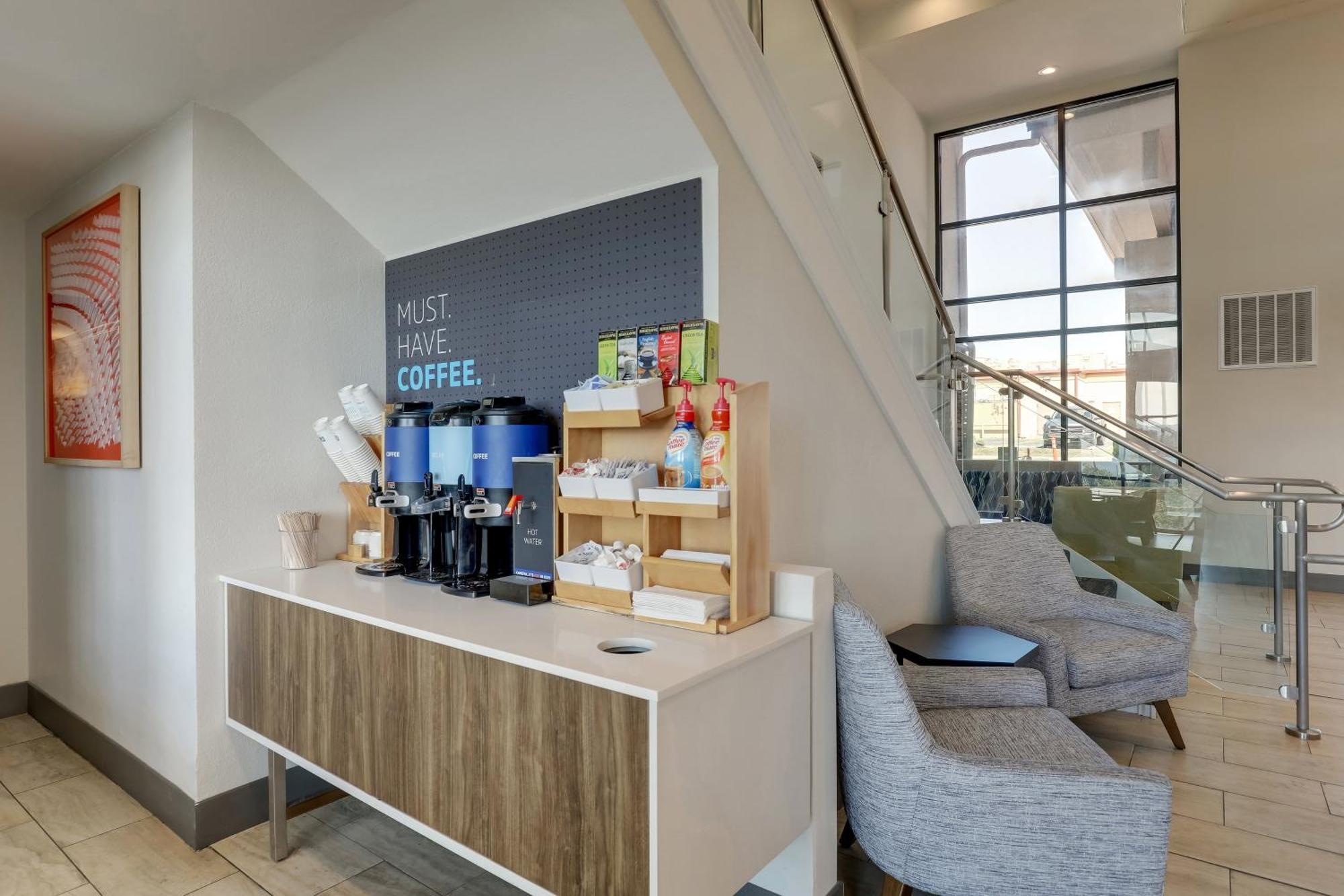 Hotel Express & 76 By Ihg 2*
