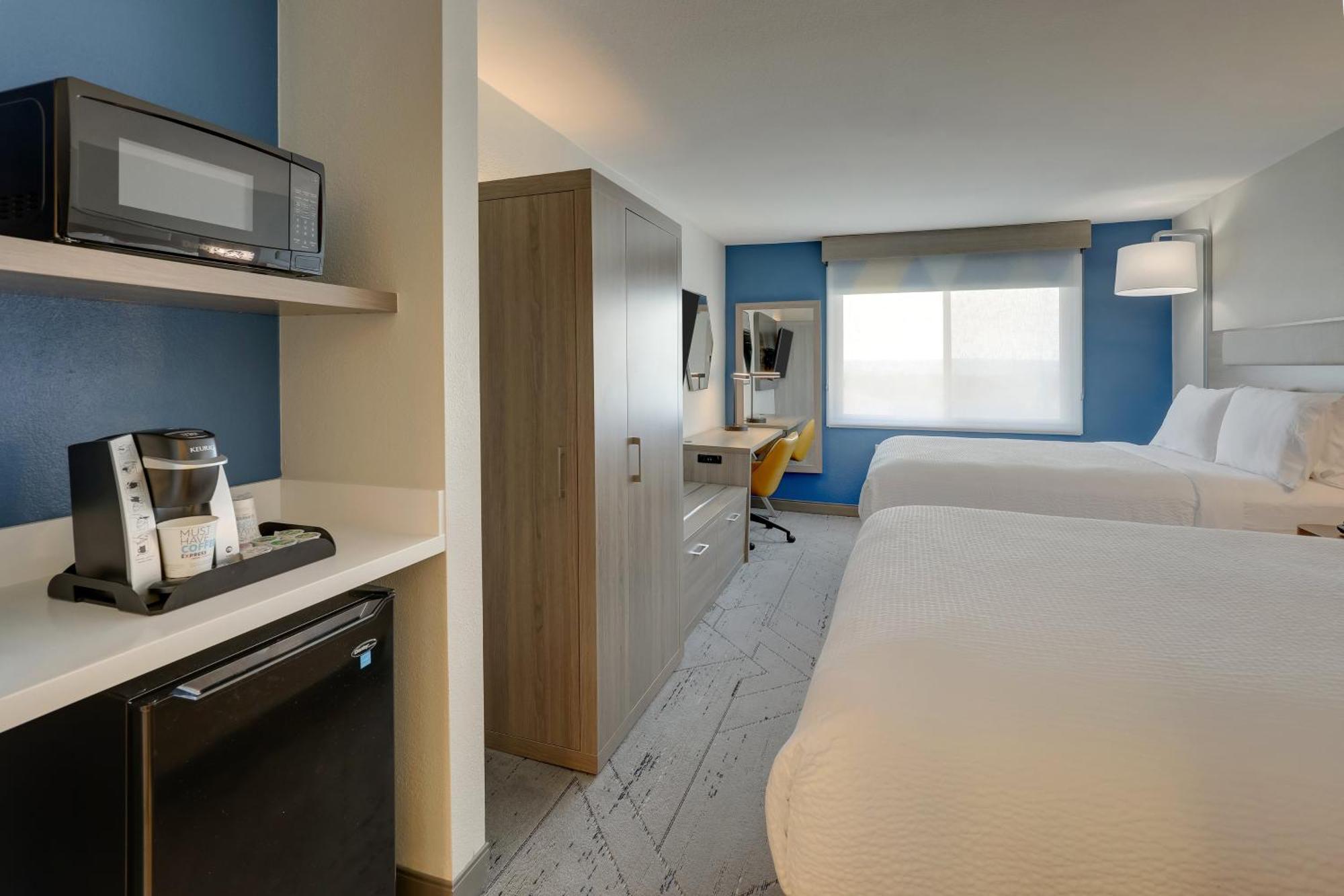 Hotel Express & 76 By Ihg Branson