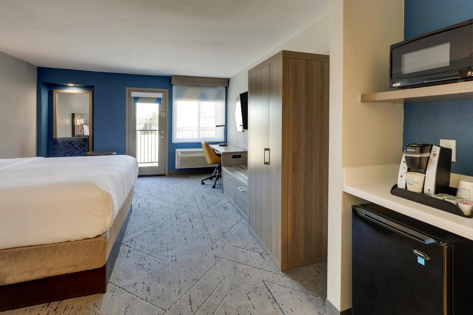 Express & 76 By Ihg 2*