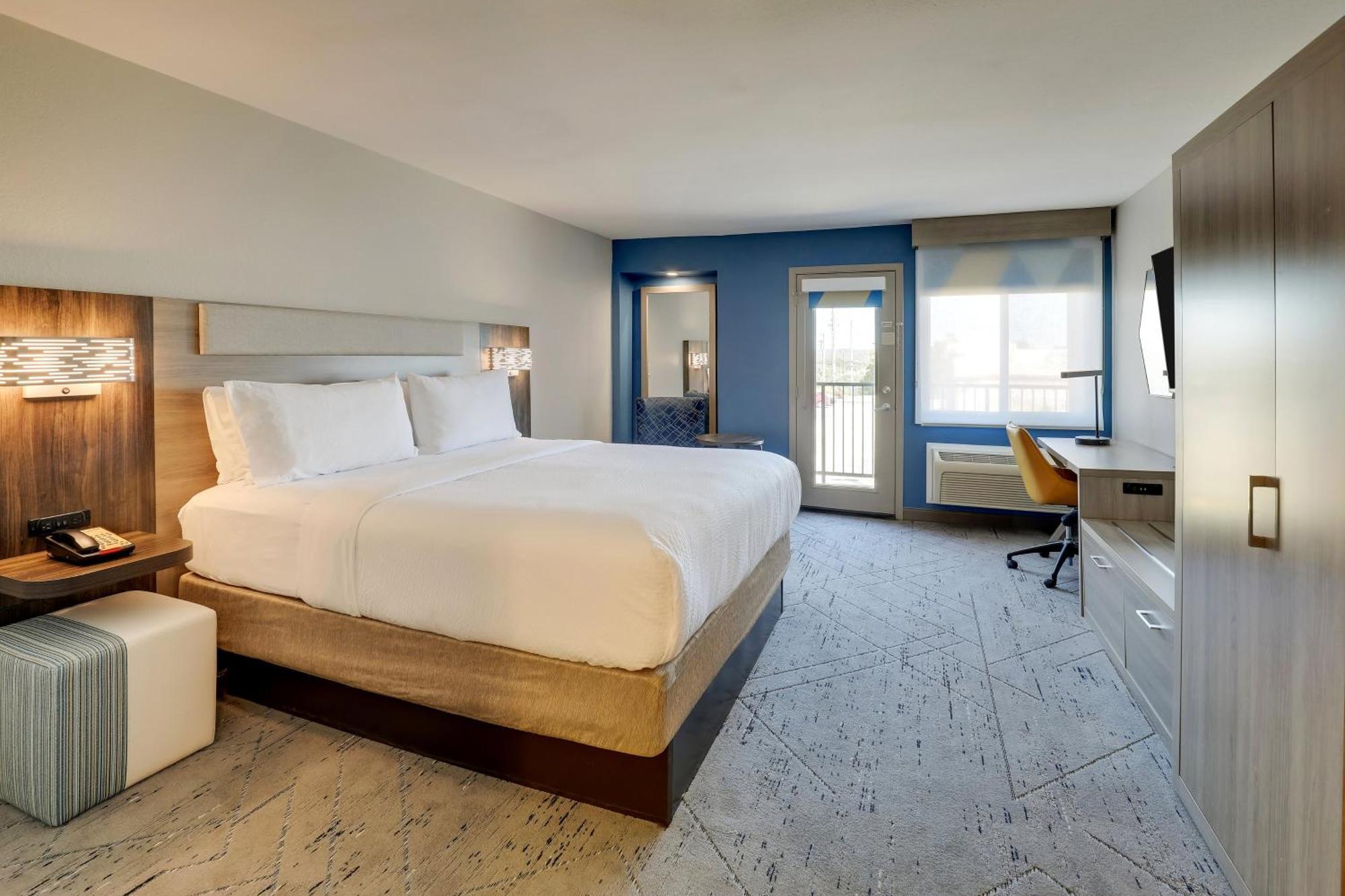 Express & 76 By Ihg Branson