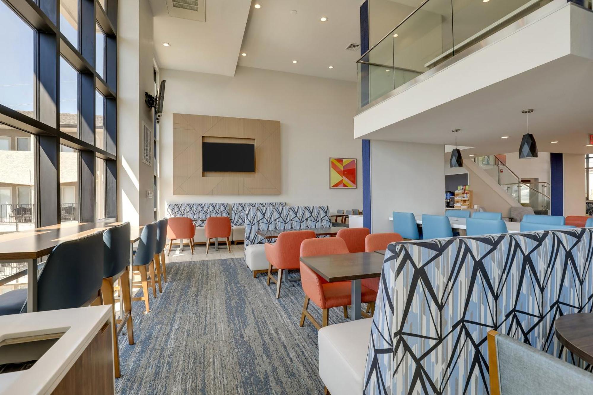 Express & 76 By Ihg