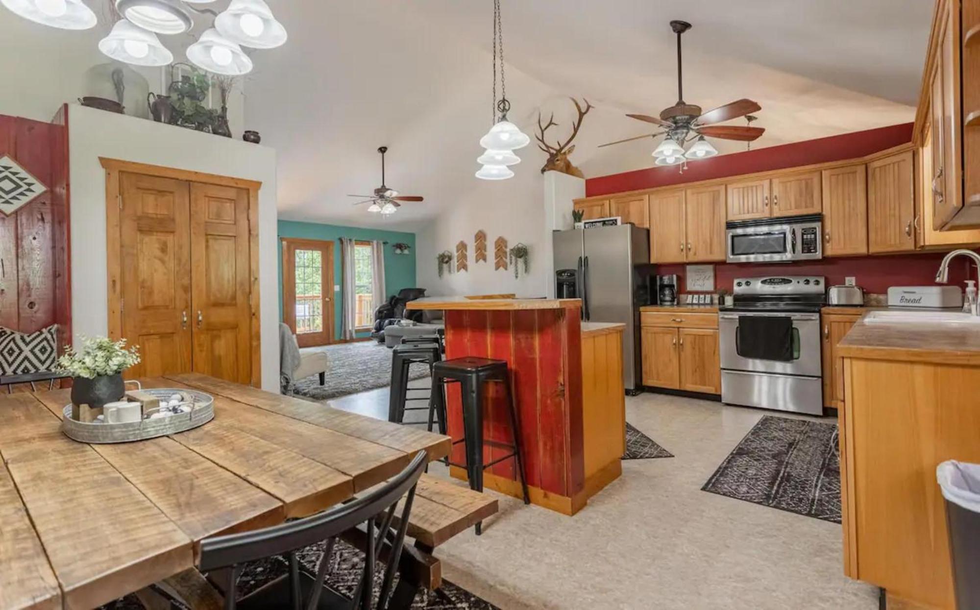 5 Bed Mountain View Retreat Holiday home Branson