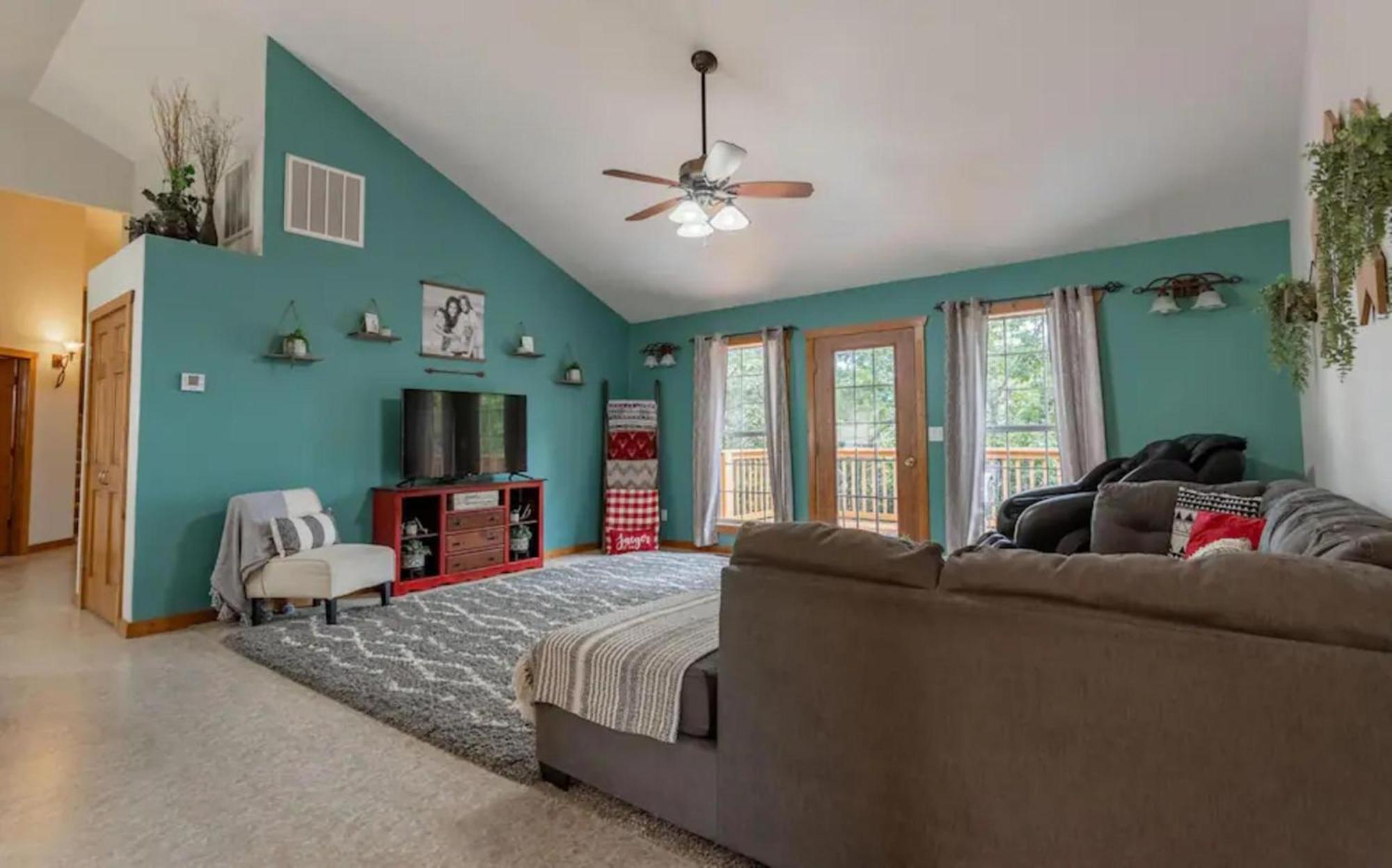 5 Bed Mountain View Retreat * Branson