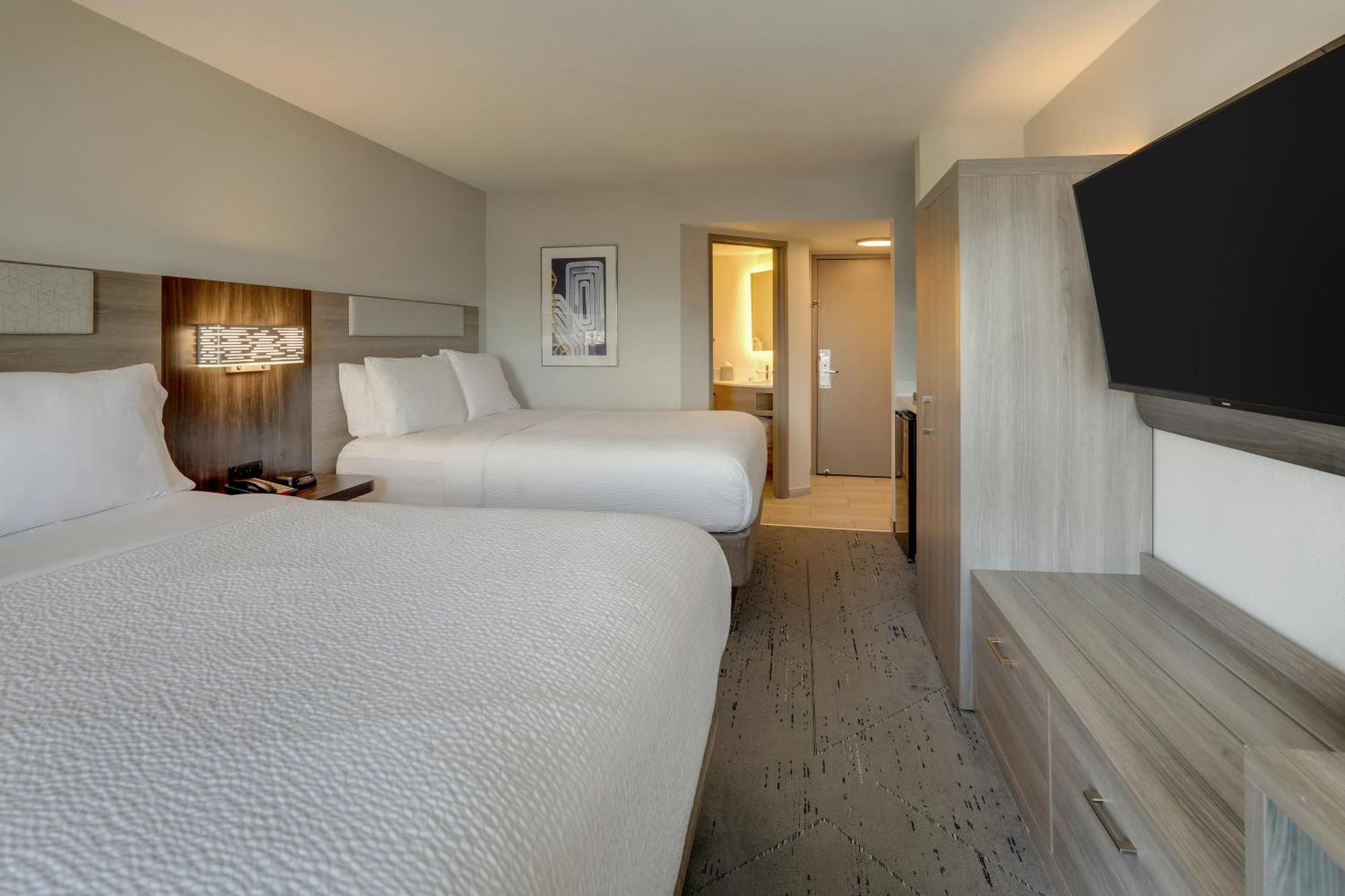 Hotel Express & 76 By Ihg Branson