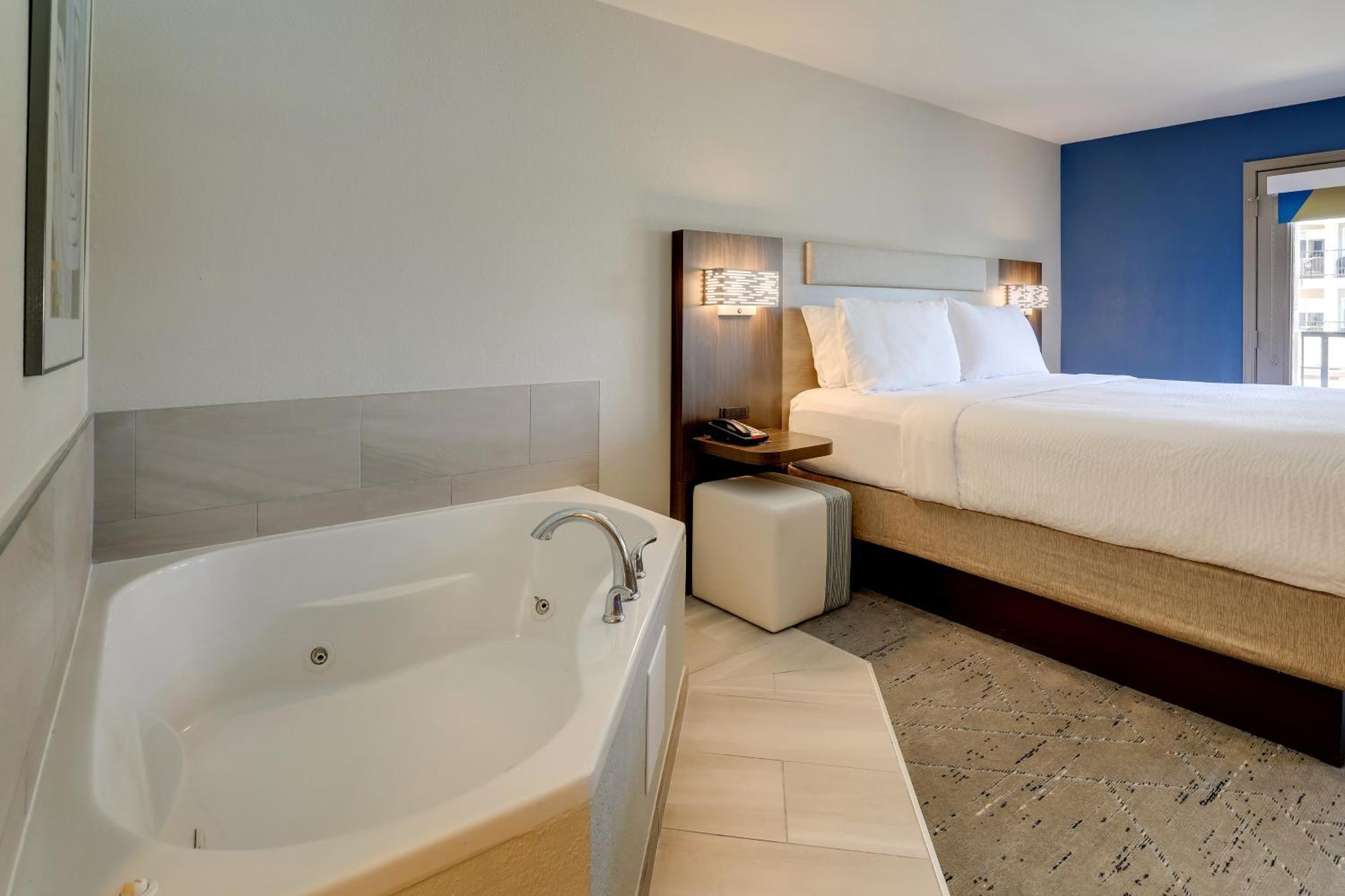 Express & 76 By Ihg 2* Branson
