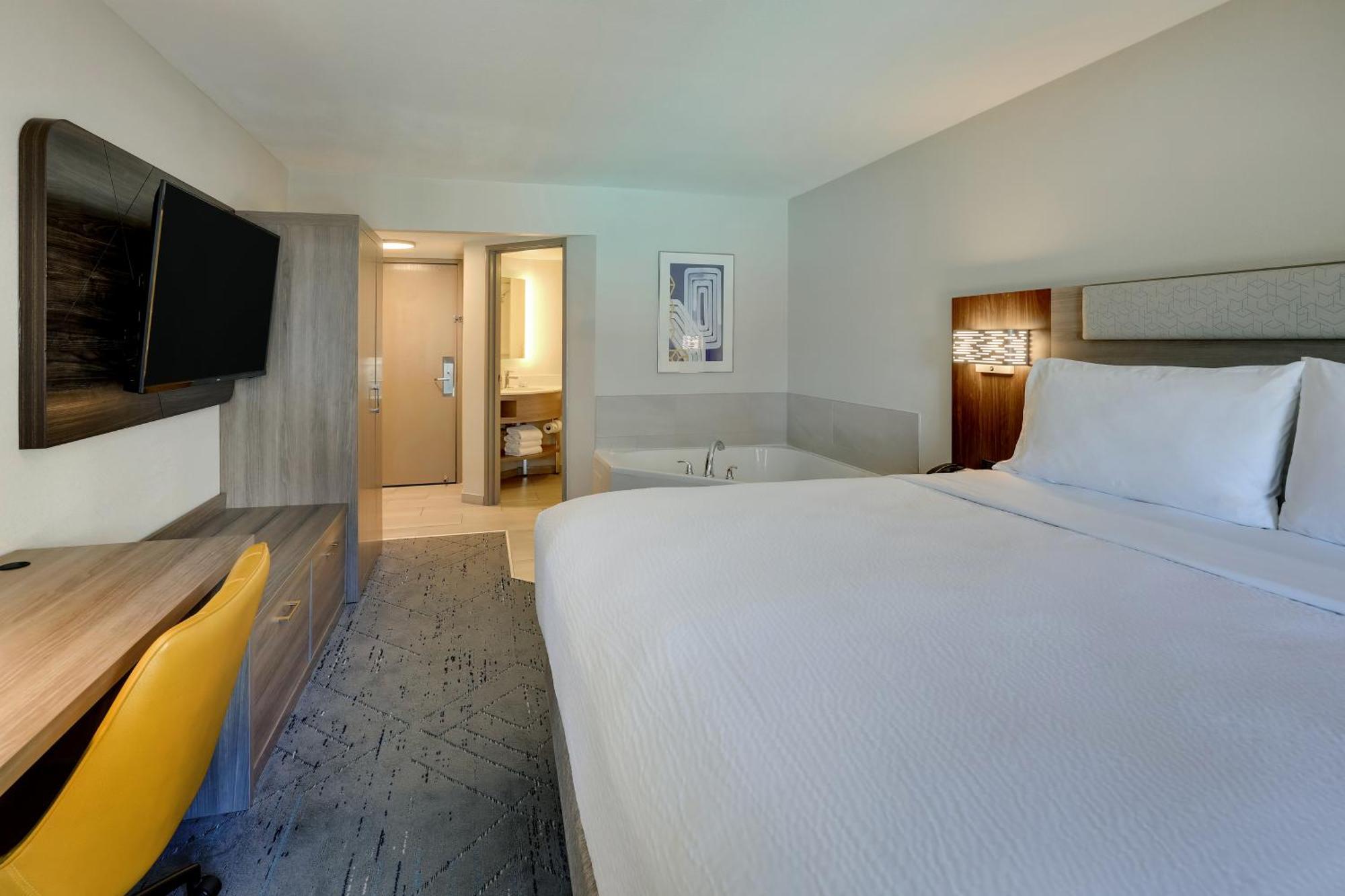 Express & 76 By Ihg Hotel
