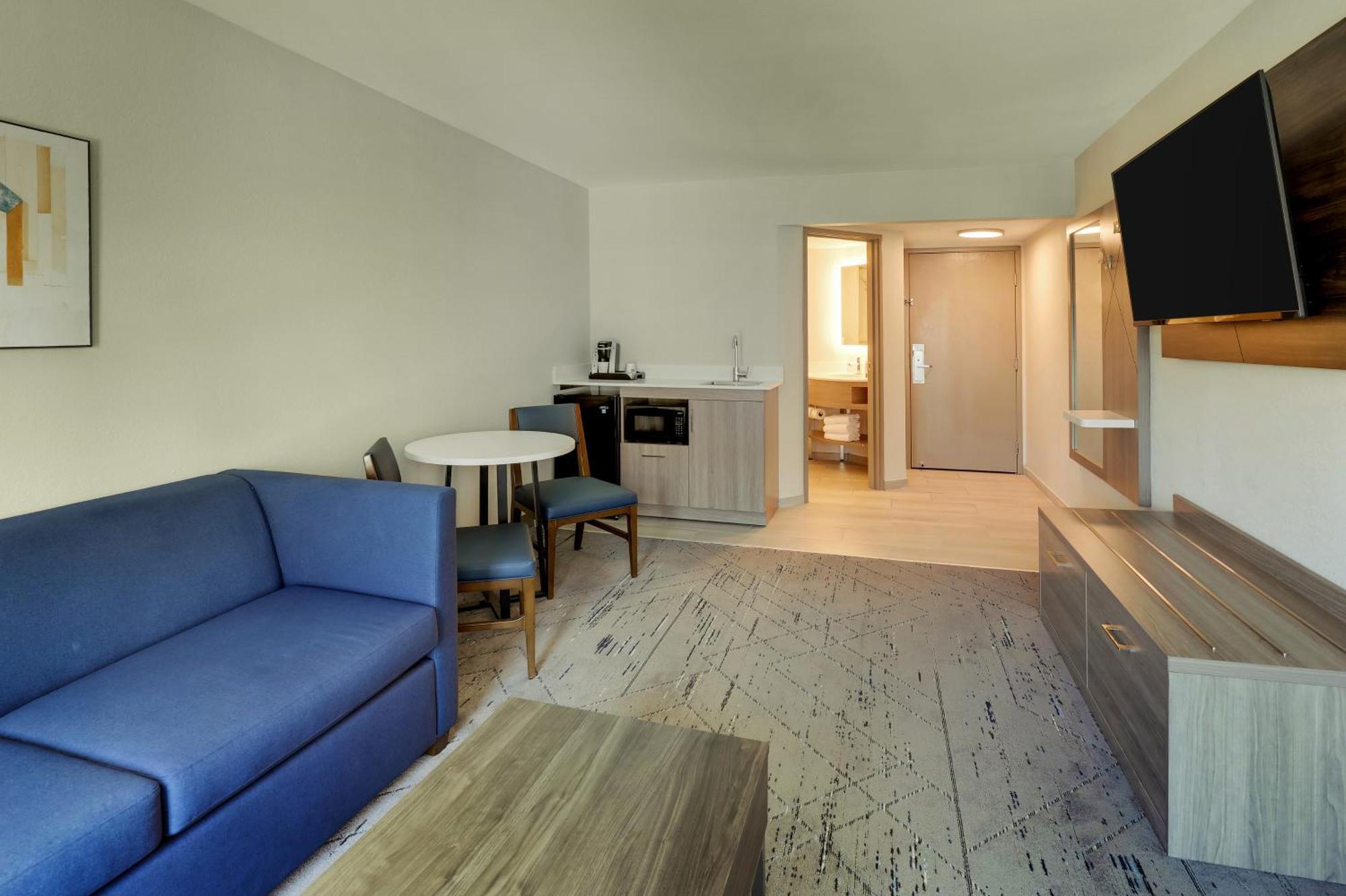 Express & 76 By Ihg Hotel 2*