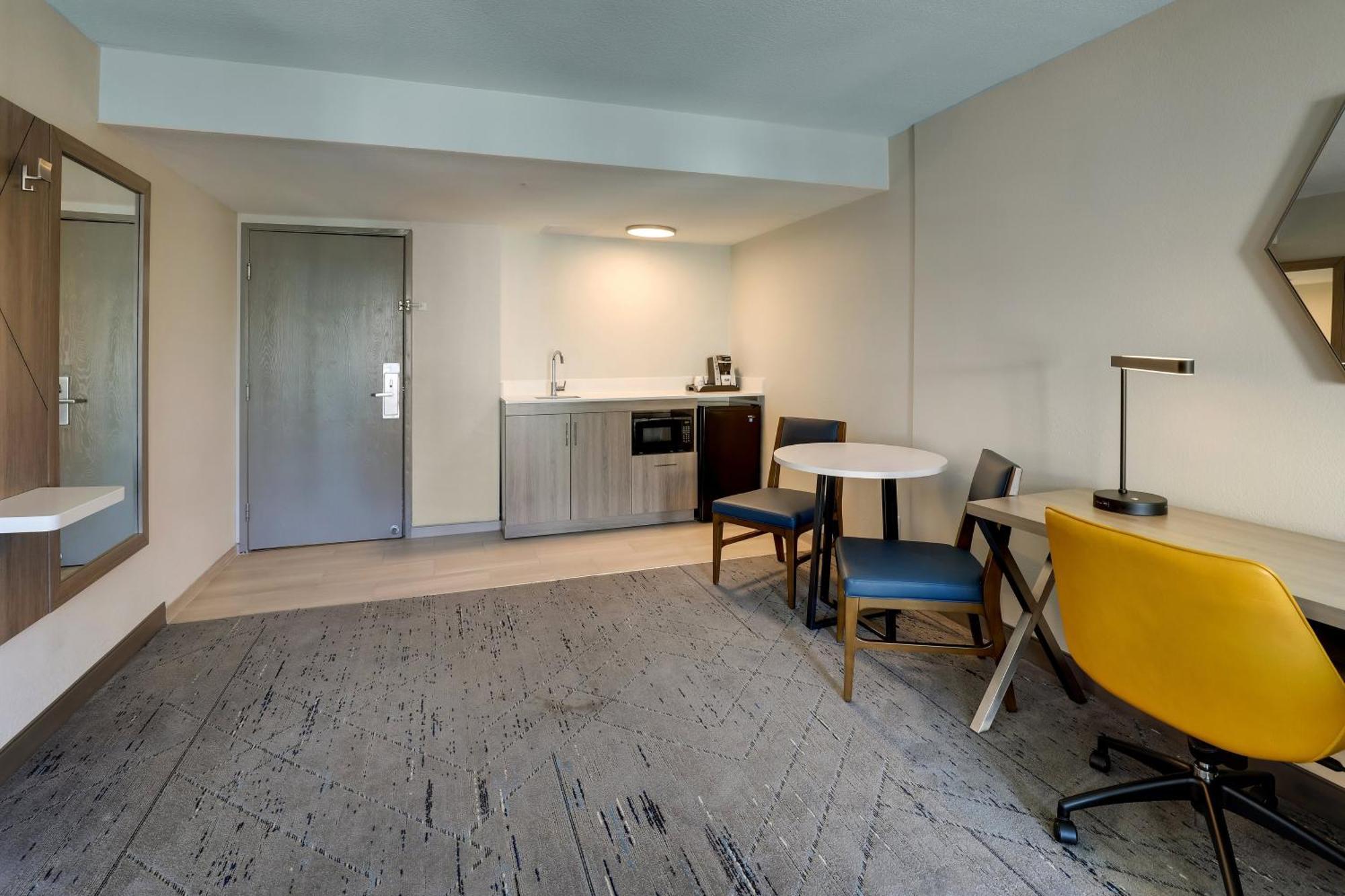 Hotel Express & 76 By Ihg