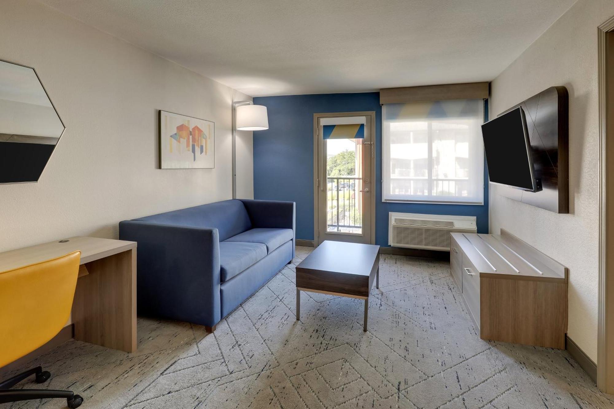 Express & 76 By Ihg Hotel 2*