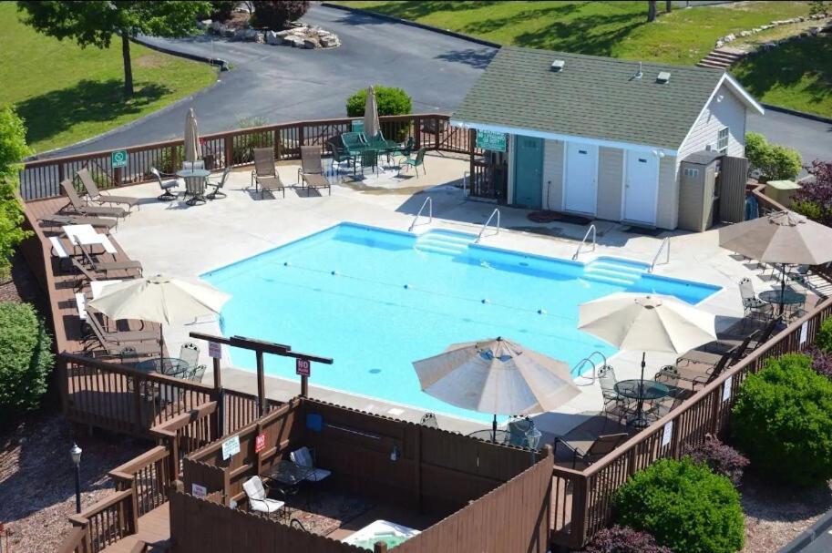 Lakeside Laziness, By Sdc, Pool, Lake, Pets Ok, 28-4 Apartment