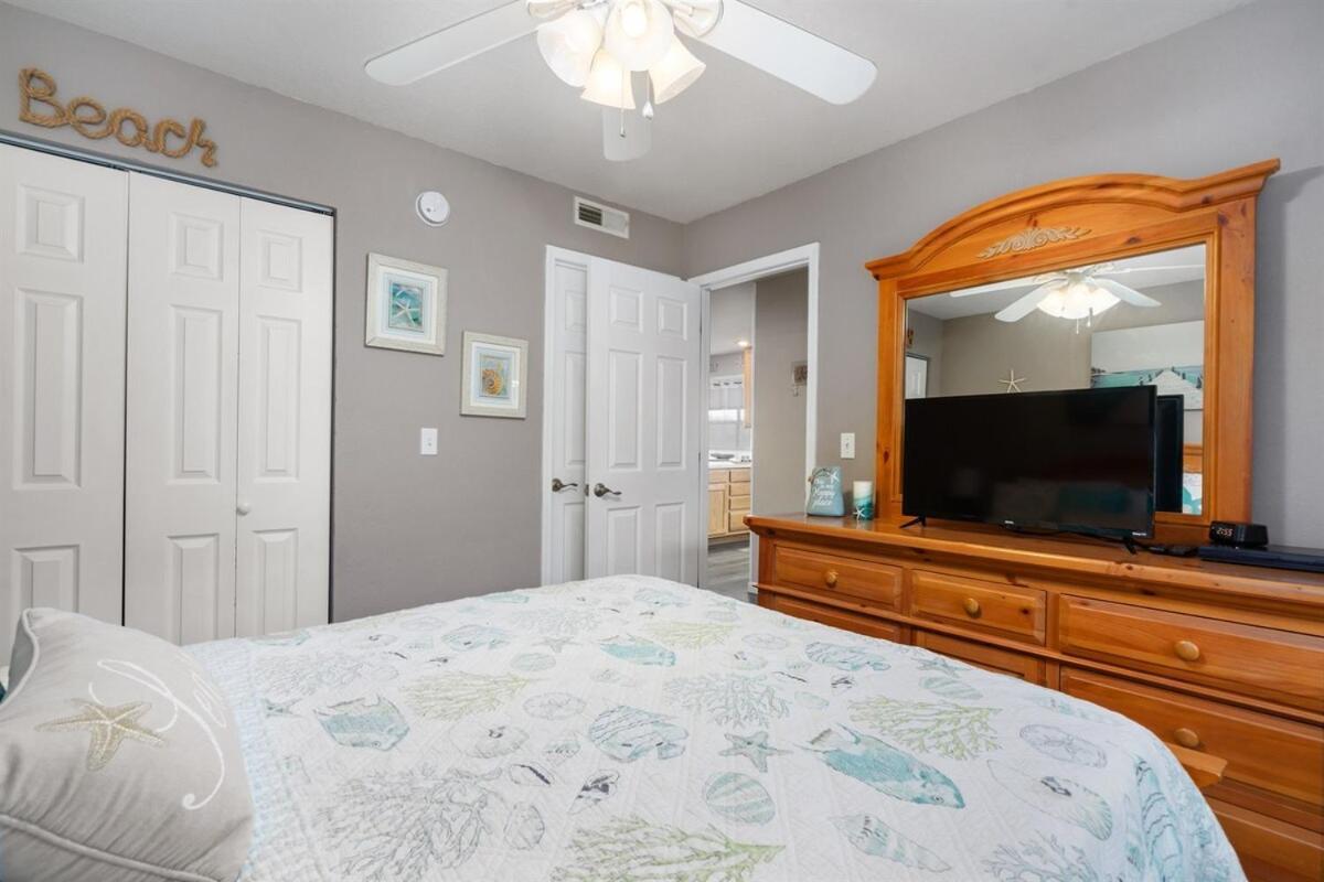 Lakeside Laziness, By Sdc, Pool, Lake, Pets Ok, 28-4 Apartment