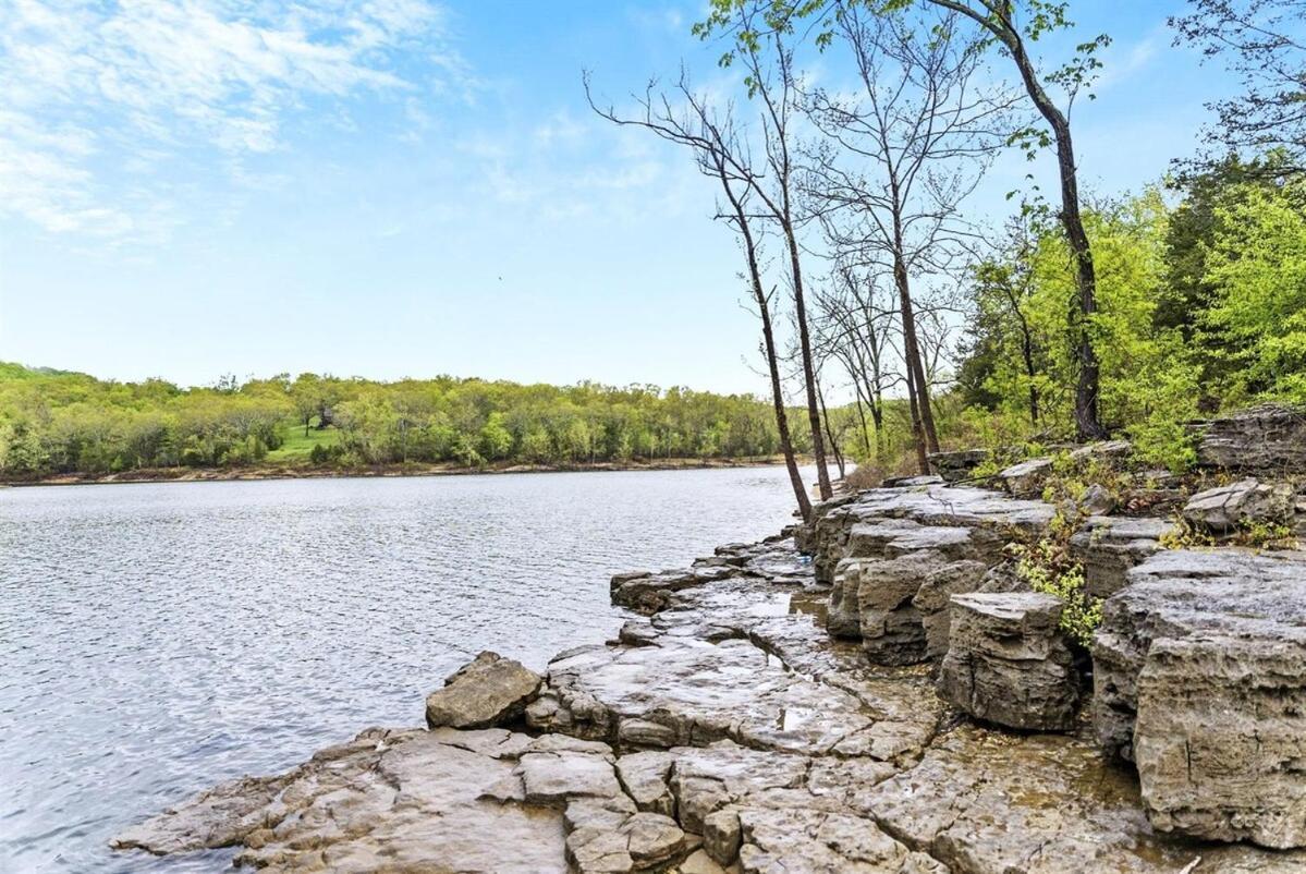 Lakeside Laziness, By Sdc, Pool, Lake, Pets Ok, 28-4 Apartment *