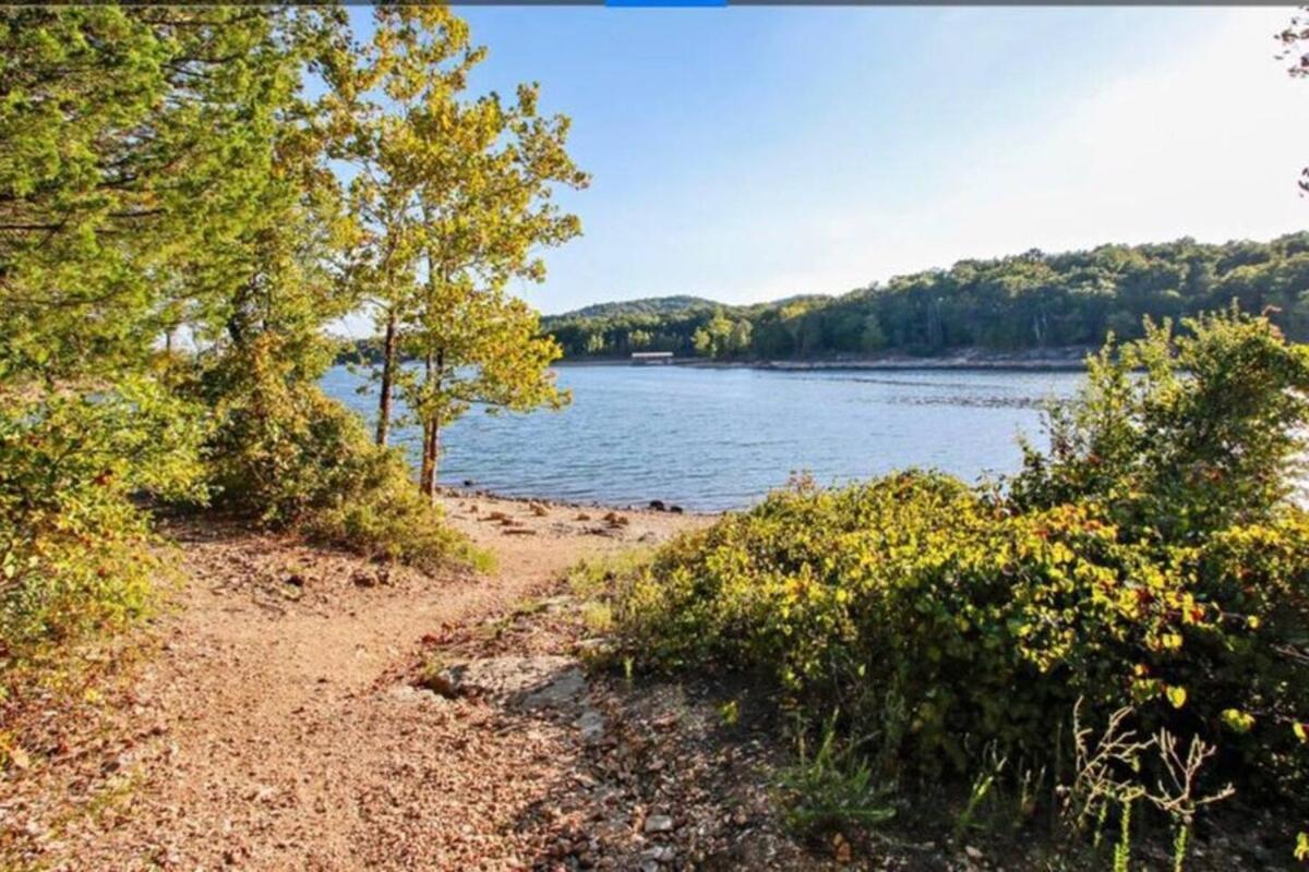 Lakeside Laziness, By Sdc, Pool, Lake, Pets Ok, 28-4 Apartment *
