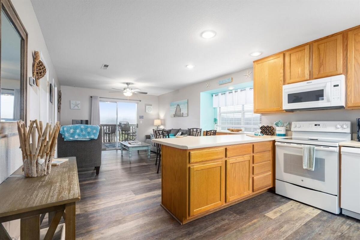 Lakeside Laziness, By Sdc, Pool, Lake, Pets Ok, 28-4 Apartment