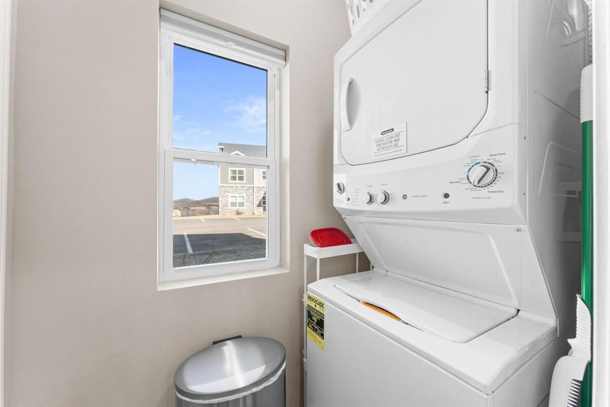Spring Special No Dog Fee New Listing No Steps King Beds Apartment *
