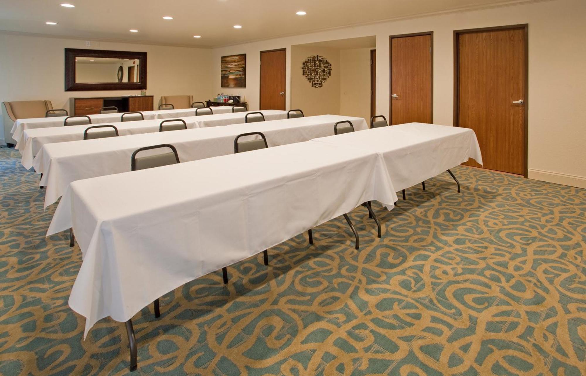 Express & 76 By Ihg Hotel Branson