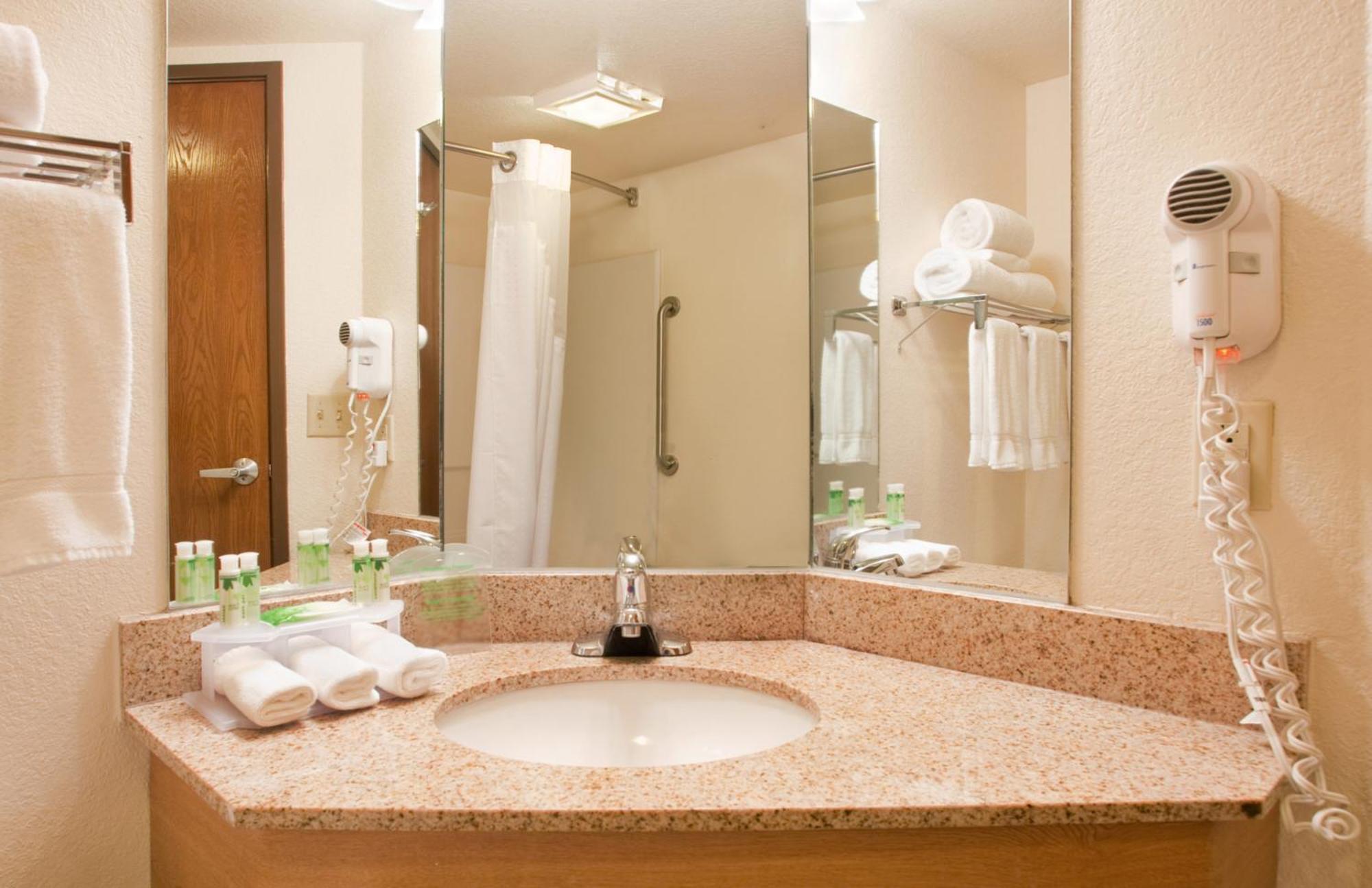 Express & 76 By Ihg Branson