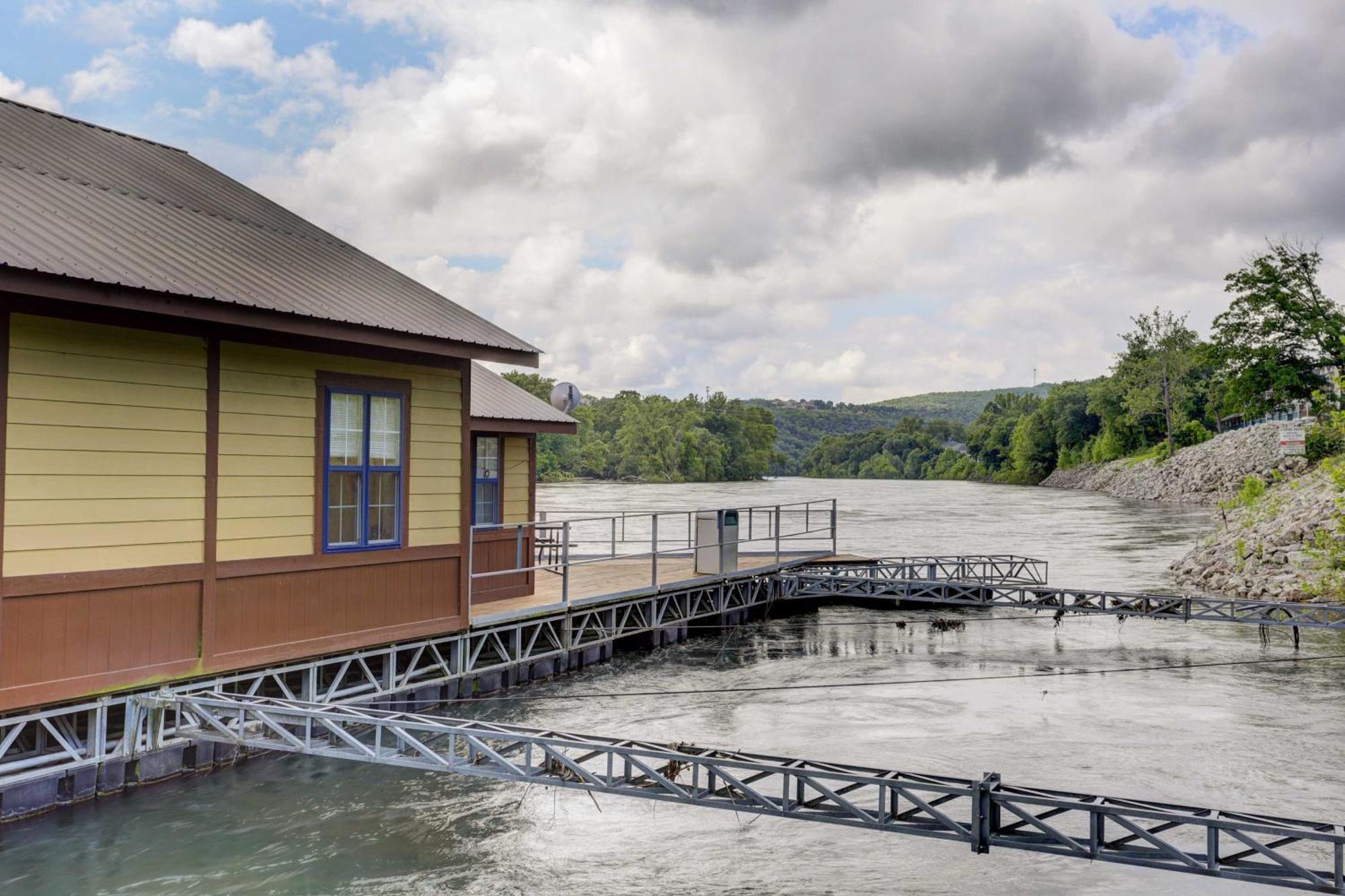 Apartment Updated Taneycomo With Screened Porch! *