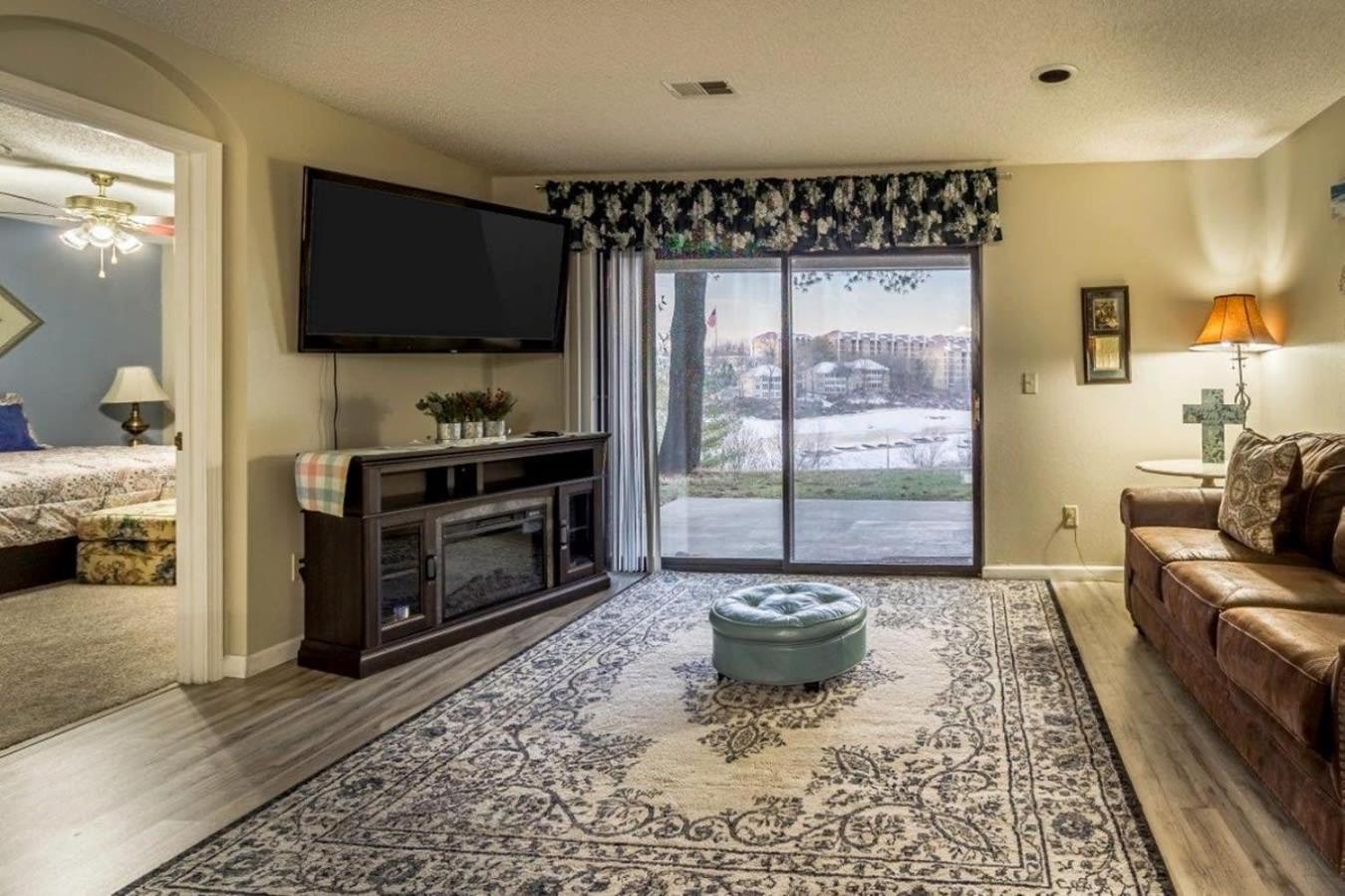 Apartment On Thousand Hills Golf Course With Indoor Pool And Hot Tub