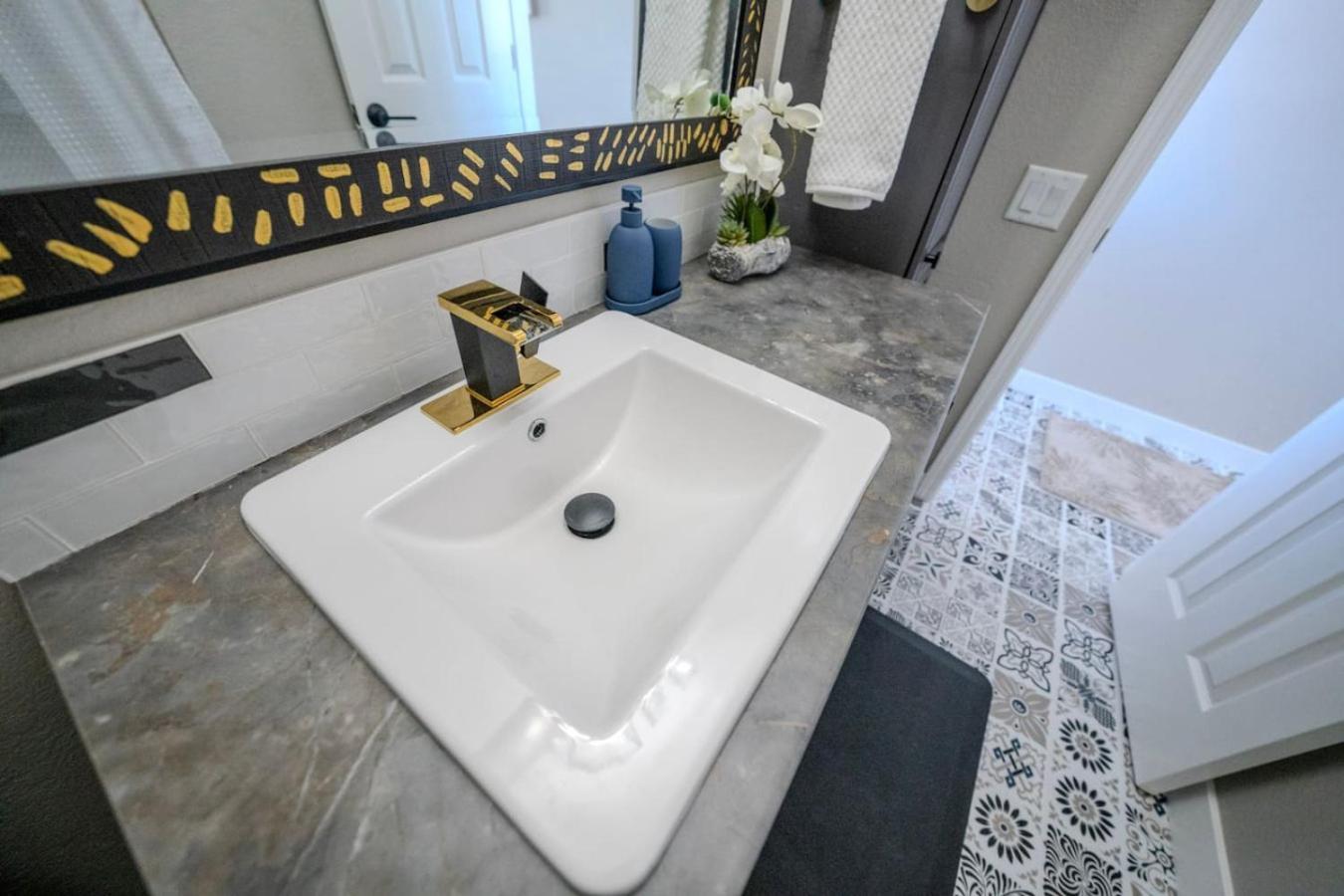 Corner, Floor, Fall Creek, Convenient To 76 * Branson