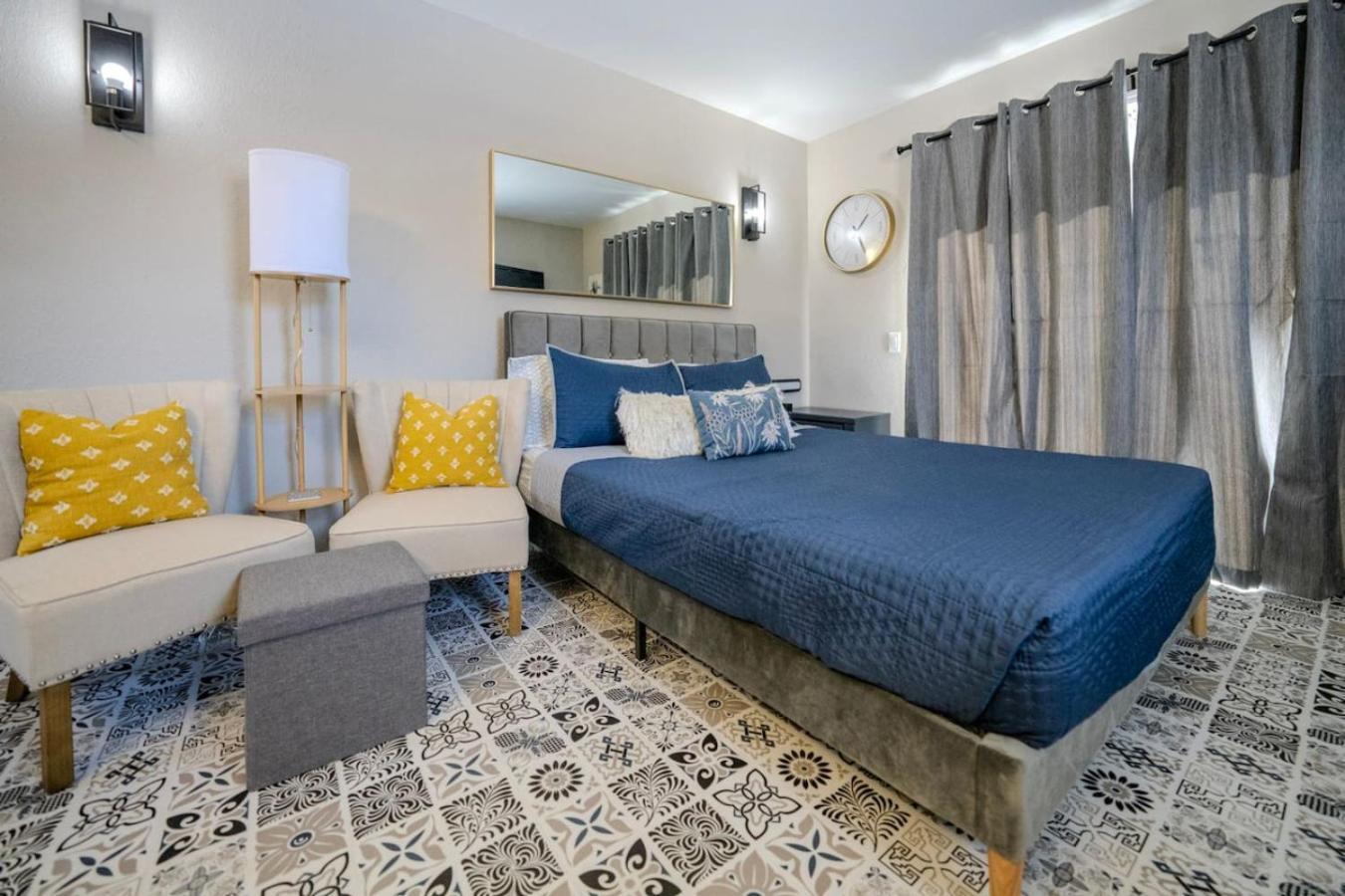 Corner, Floor, Fall Creek, Convenient To 76 *