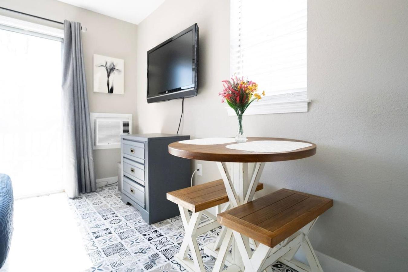 Corner, Floor, Fall Creek, Convenient To 76