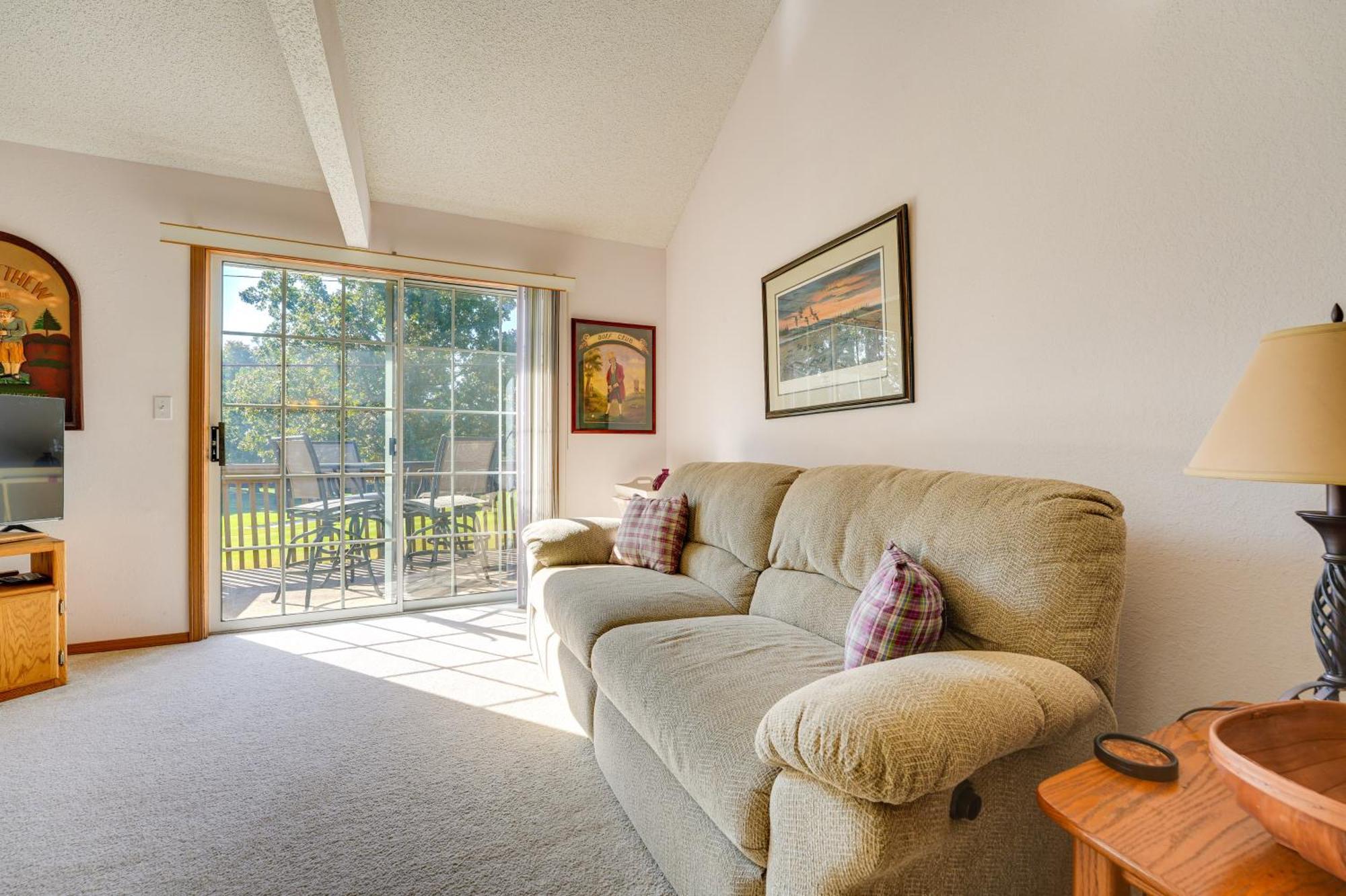 Cozy With Golf Course View In Branson! *