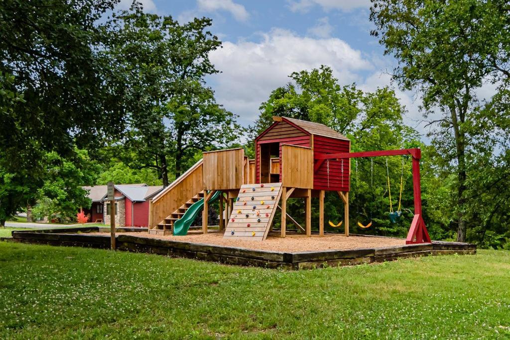 Cozy Lodge-private Hot Tub-walk To Taneycomo-free Attraction Tickets Holiday home