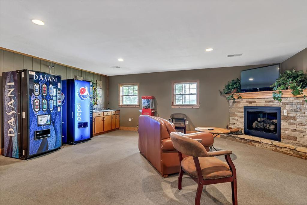 Cozy Lodge-private Hot Tub-walk To Taneycomo-free Attraction Tickets Holiday home