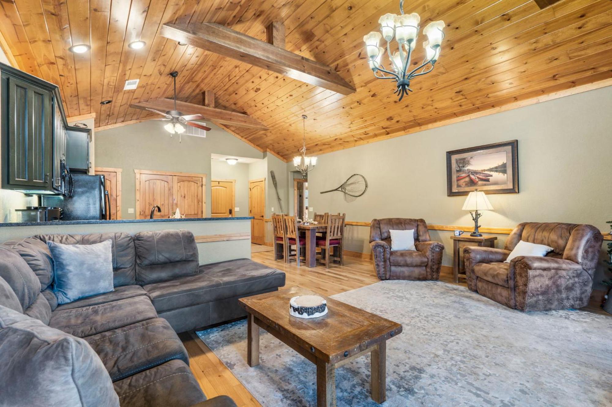 Cozy Lodge-private Hot Tub-walk To Taneycomo-free Attraction Tickets *