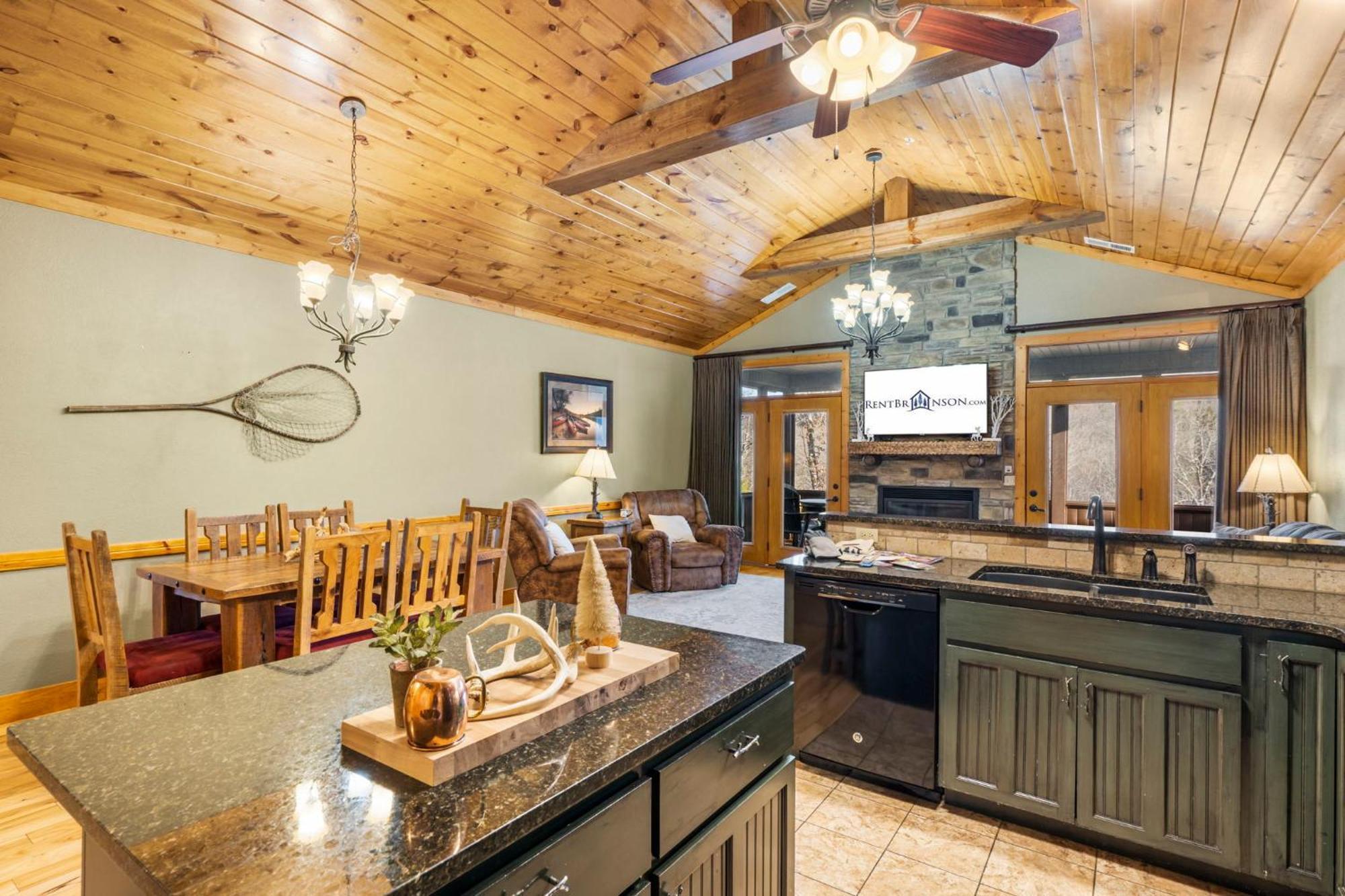 Holiday home Cozy Lodge-private Hot Tub-walk To Taneycomo-free Attraction Tickets *